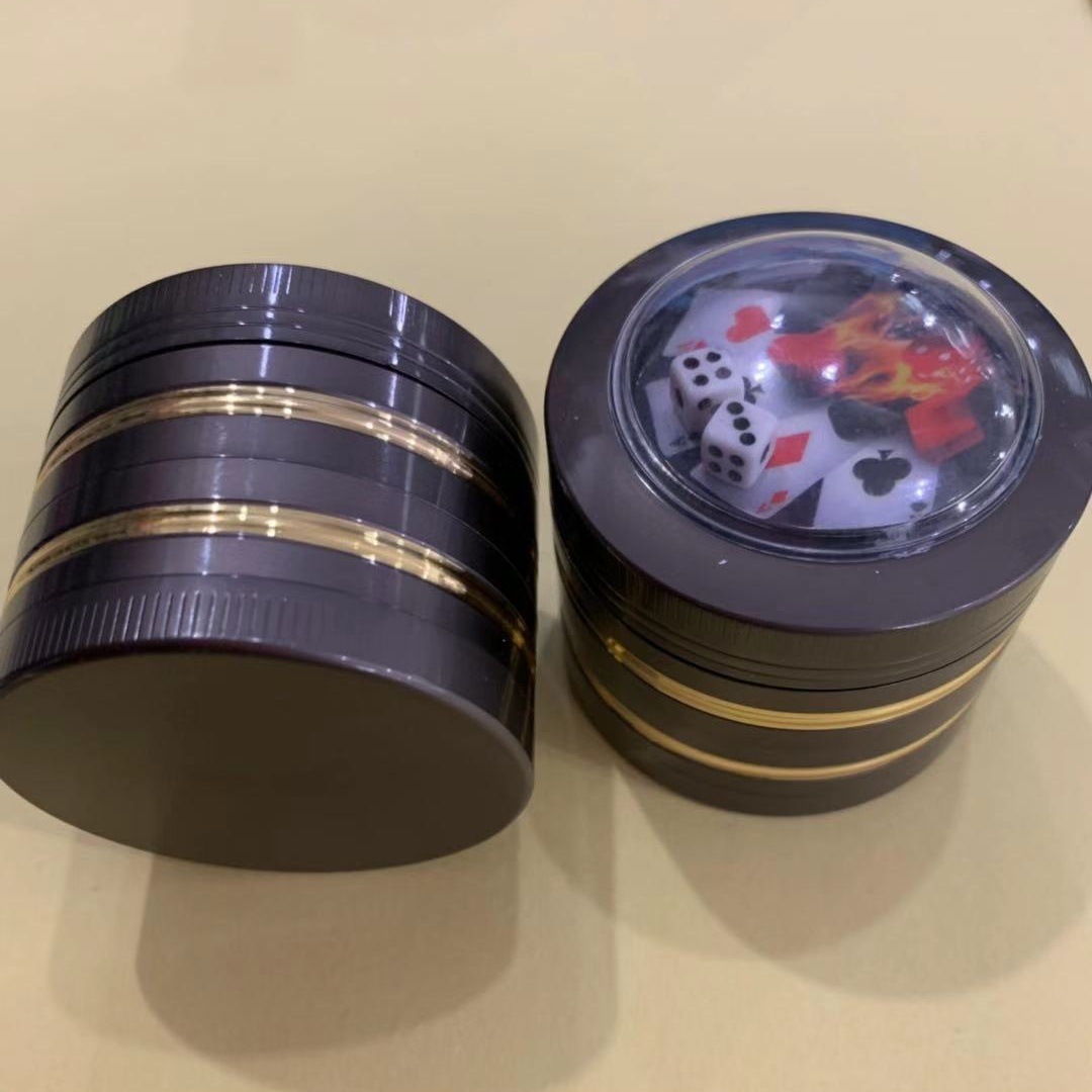 厂家直销跨境直径50mm四层锌合金两条金边扑克牌骰子磨烟器7745