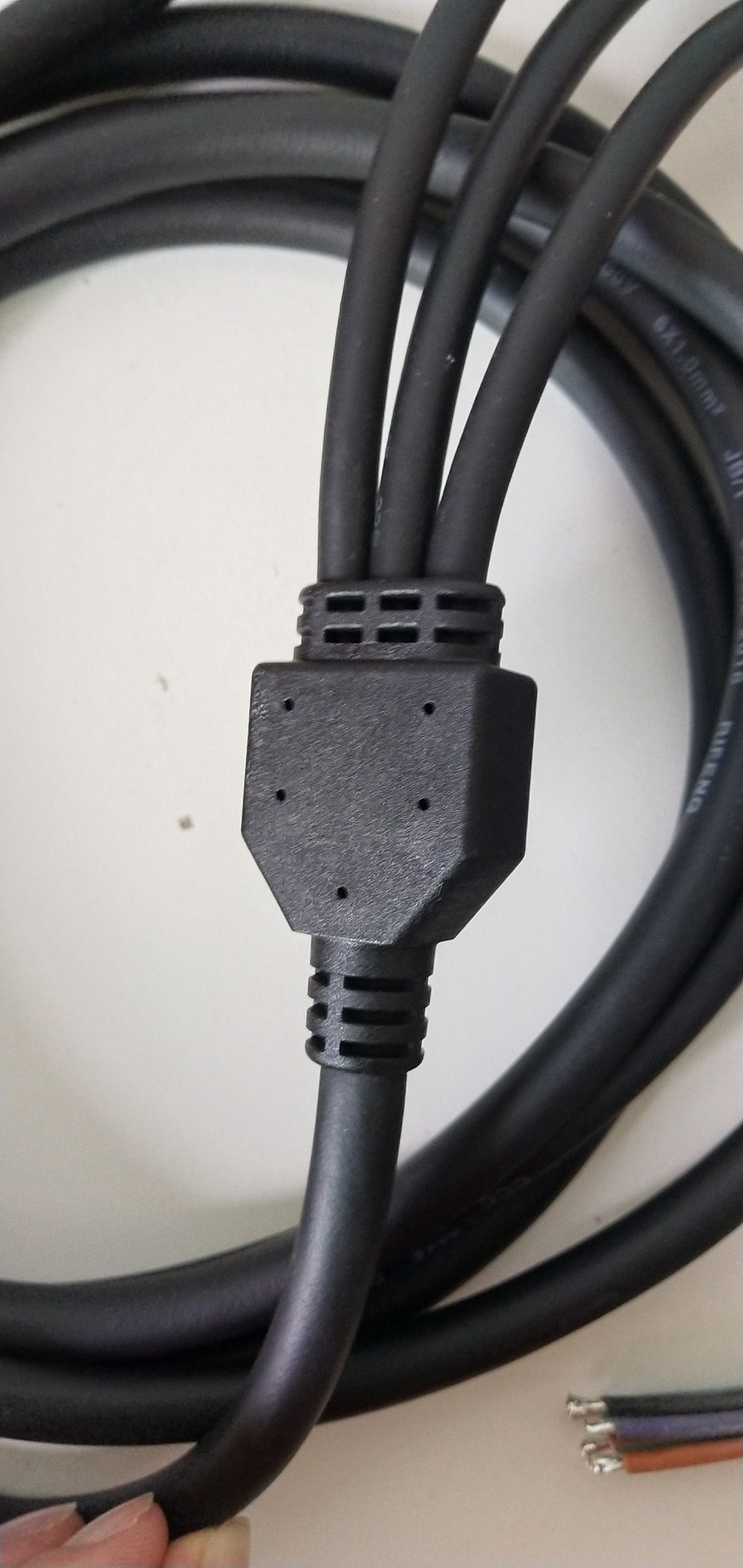 海天通科技专业生产定制大功率防水线束橡胶线pa66一托三线束