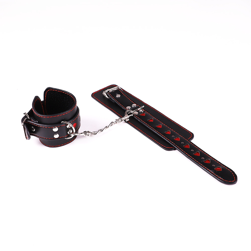 成人用品捆绑女用黑色皮革爱心毛绒手铐另类玩具厂家直销批发