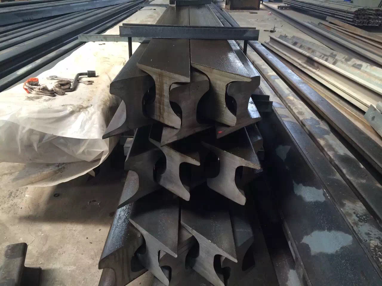 供应各种异型轨 钢轨加工 钢轨切割 钢轨打孔 轻轨 重轨 起重轨