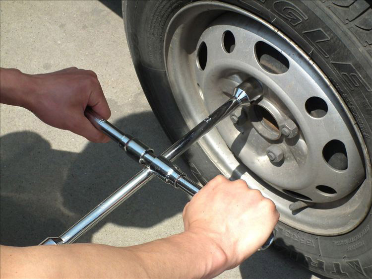 汽车轮胎折叠扳手省力拆卸轮胎十字扳手换胎工具十字套筒换胎扳手