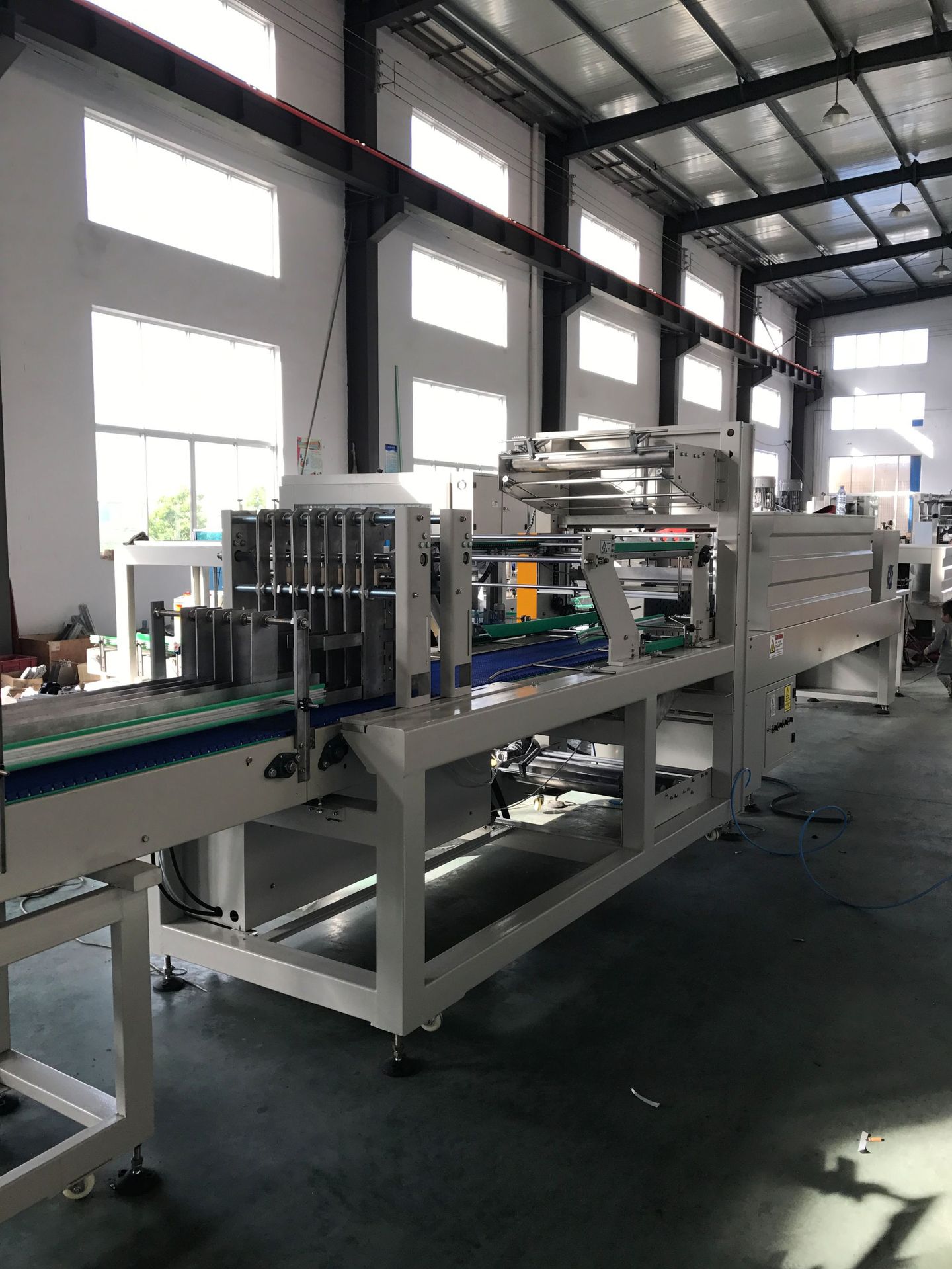 易拉罐直线式膜包机直线式热收缩膜包装机矿泉水饮料包装机械