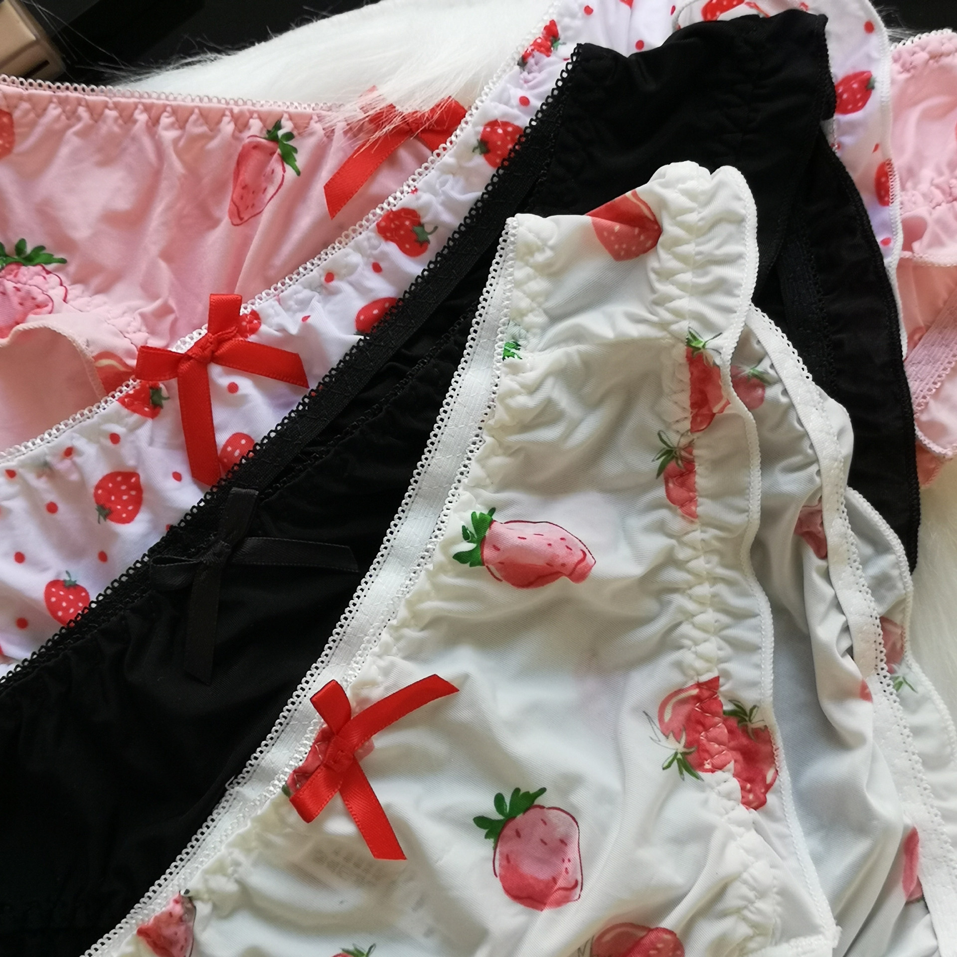日系软妹甜美冰丝草莓内裤女包臀洛丽塔底裤大连货源