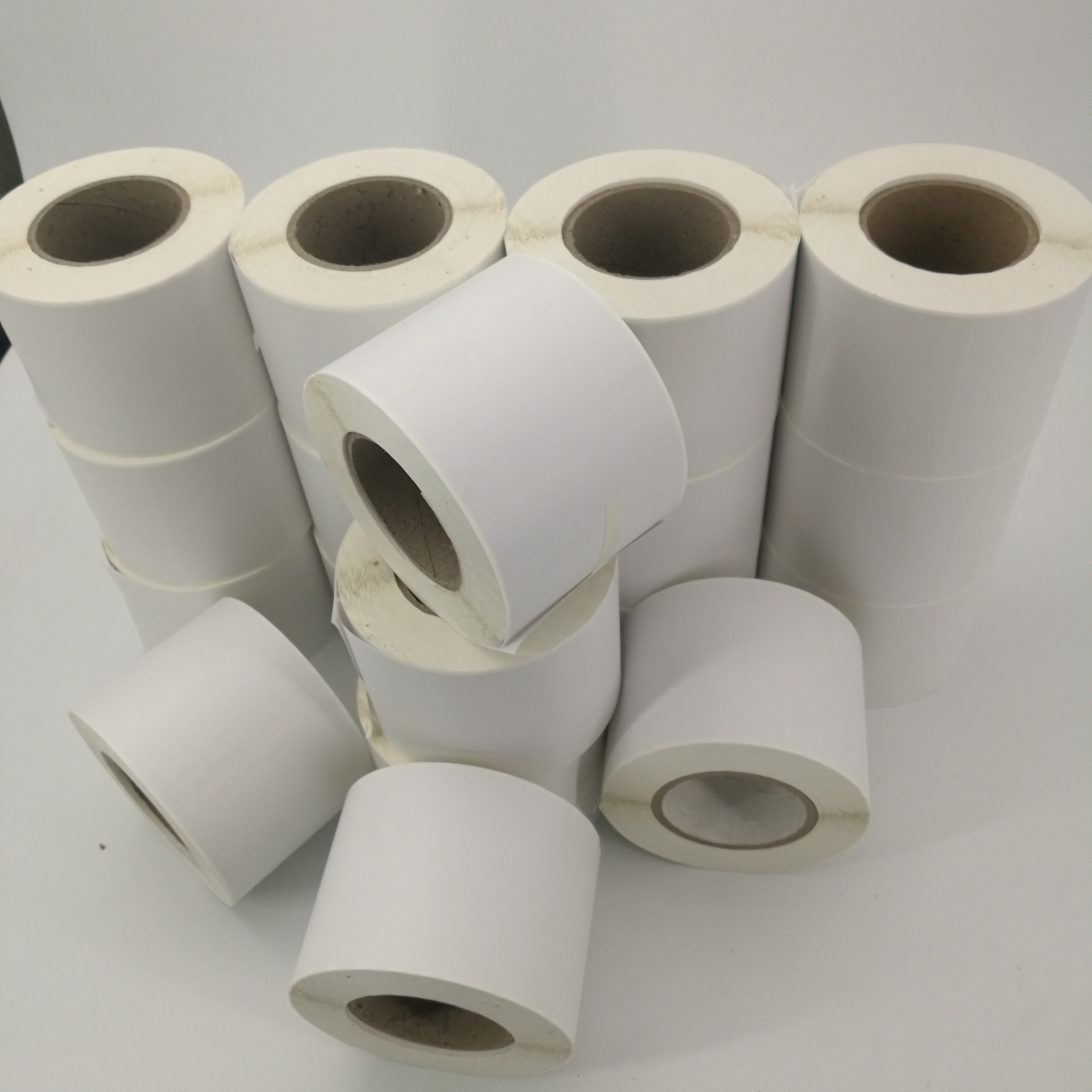 a5不干胶打印纸卷外箱标签贴纸148mm*210mm卷强粘铜版纸厂家直销