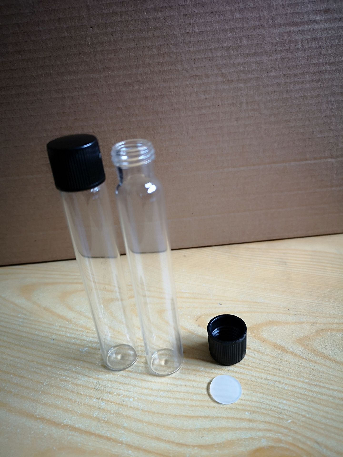 【厂家直销】透明螺口18ml管制玻璃瓶,培养皿瓶,胶木盖