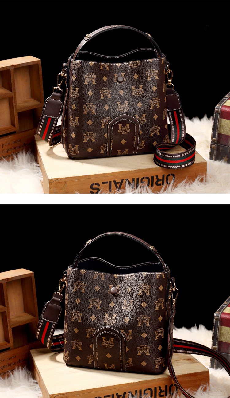 真皮m字母女包新款潮百搭简约复古印花单肩枕头包休闲斜跨手提包