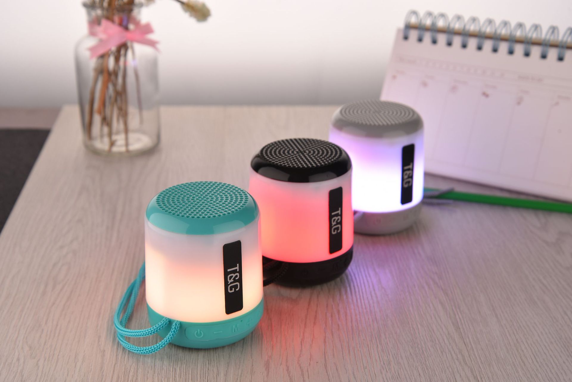 新款彩灯迷你户外蓝牙音箱 带振膜低音炮收音音响 外贸礼品定制