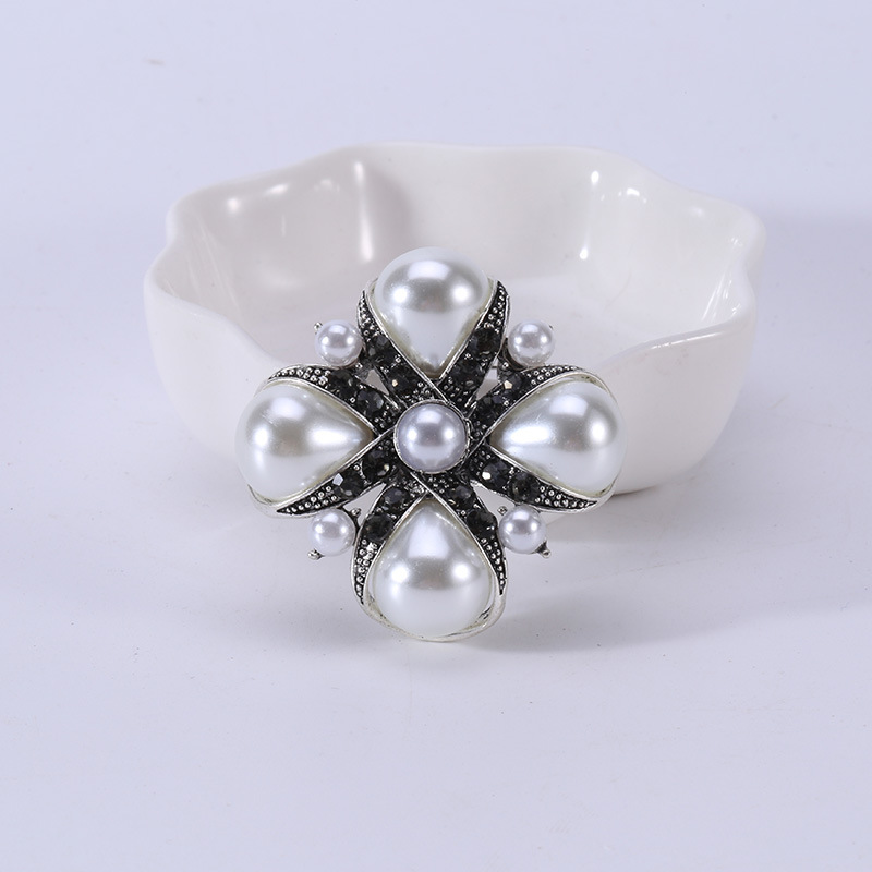 Factory Direct Sales Cross-Border Hot Selling White Pearl Personality Creative Brooch High-End Versatile Clothing Brooch Accessories Corsage