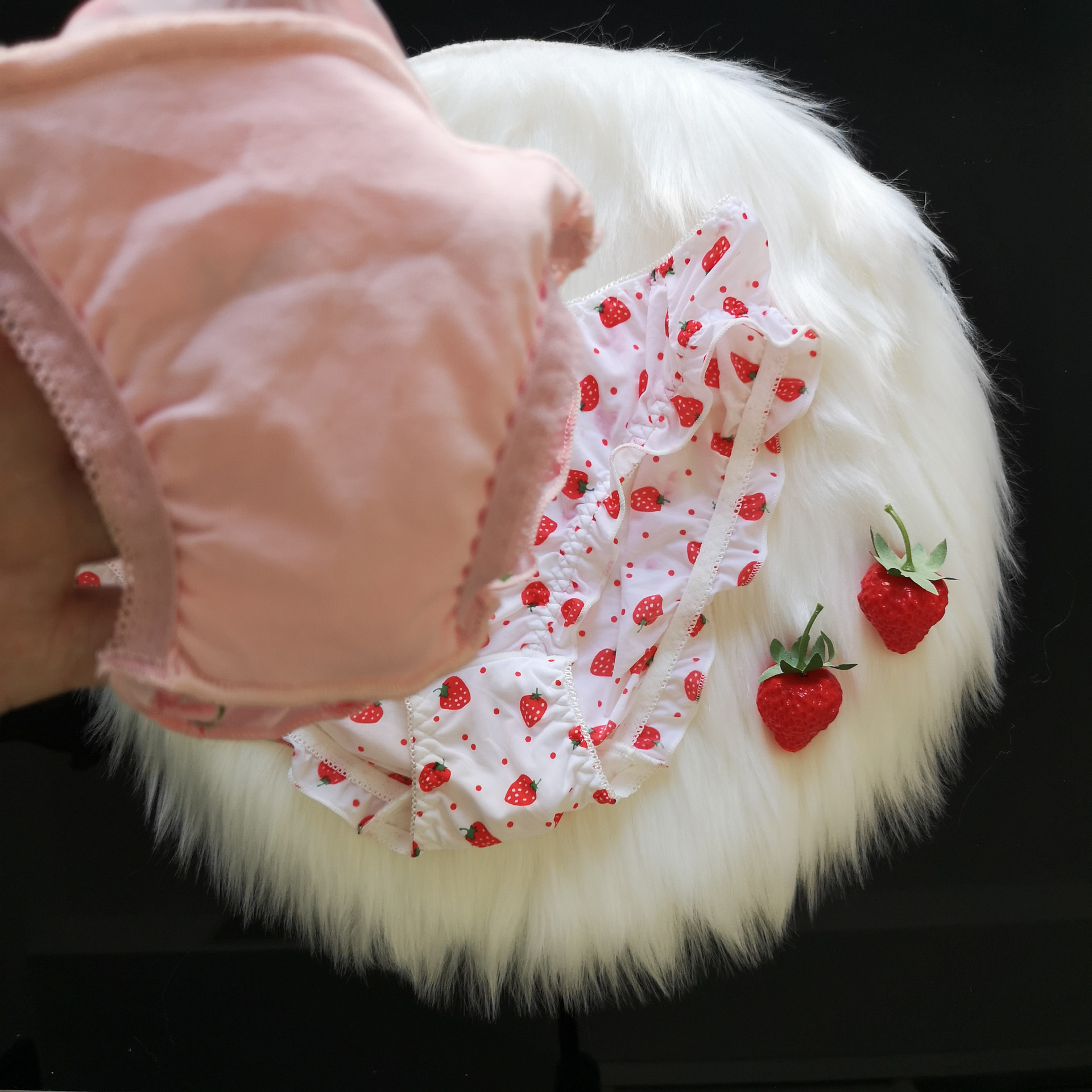 日系软妹甜美冰丝草莓内裤女包臀洛丽塔底裤大连货源