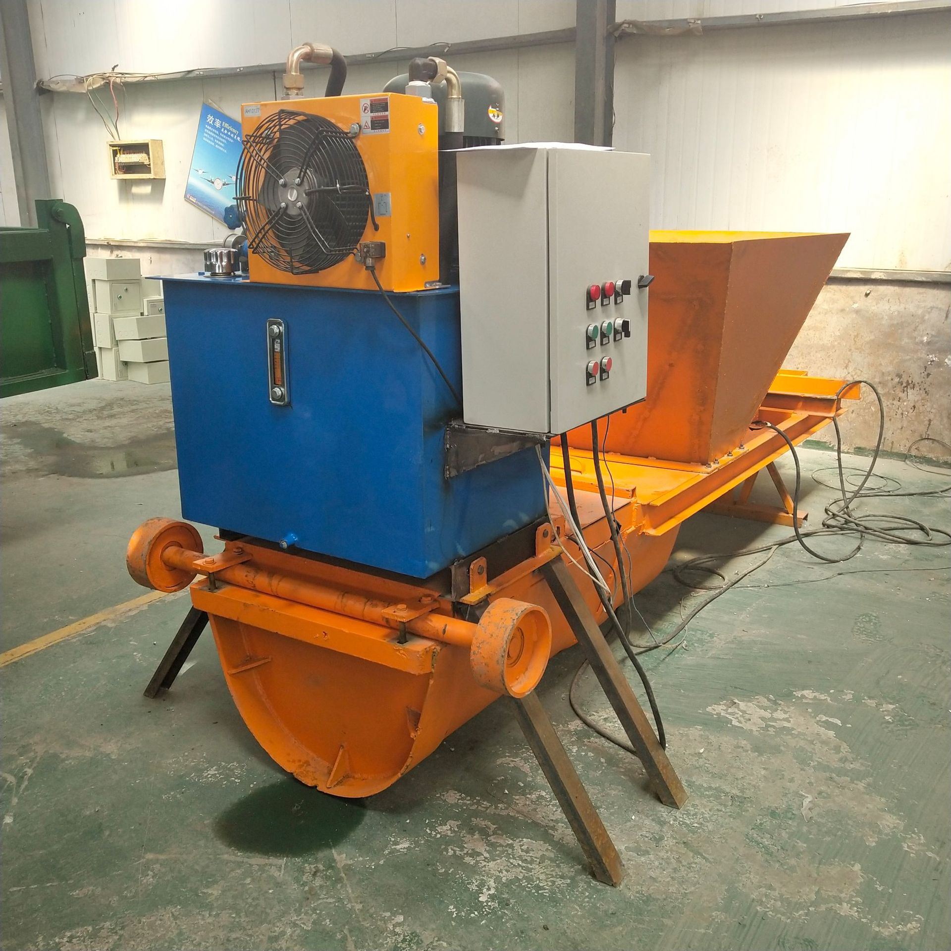 现浇渠道一次成型机 梯形渠道衬砌机 农用水利排水沟摊铺滑模机