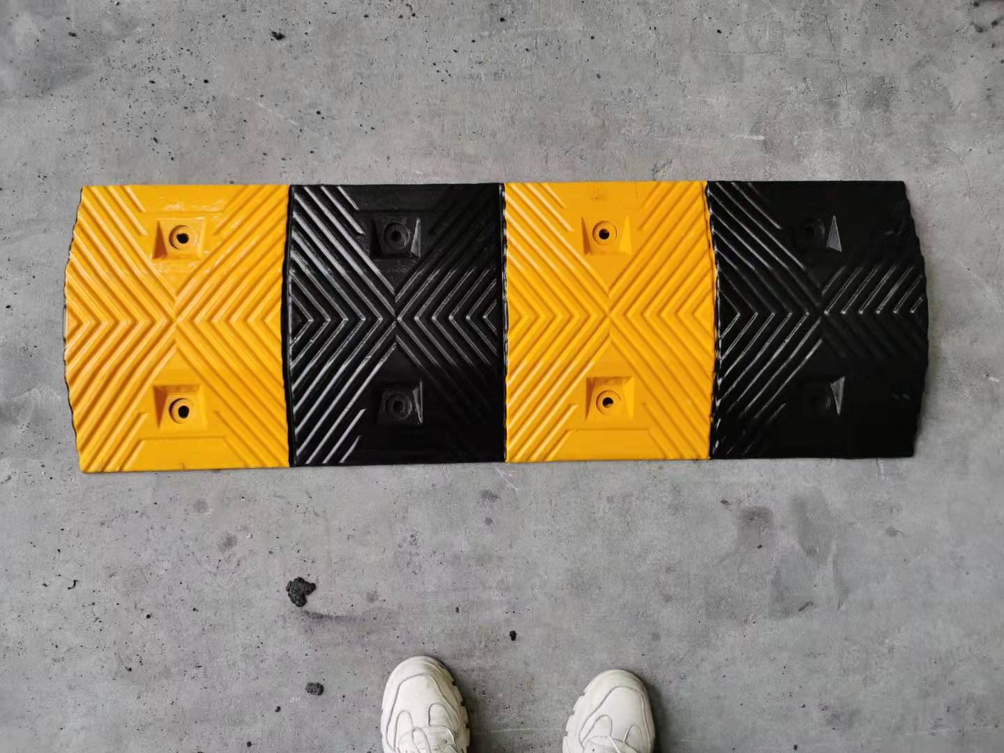 公路道路橡胶减速带 小区车库减速垄 斜坡汽车限速隔离缓冲带