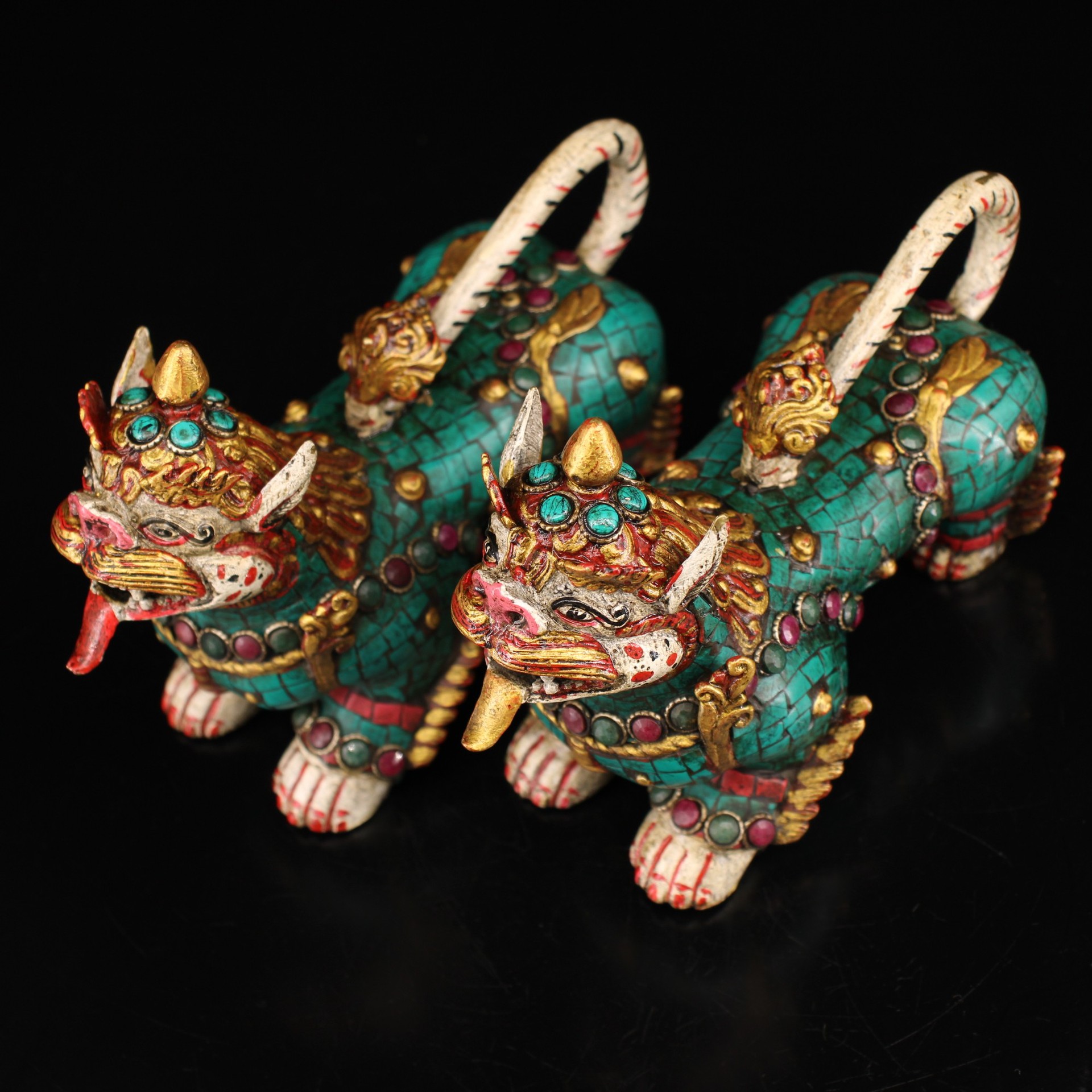 西藏寺院收纯铜纯手工打造镶嵌宝石彩绘描金藏传佛教辟邪神兽一对