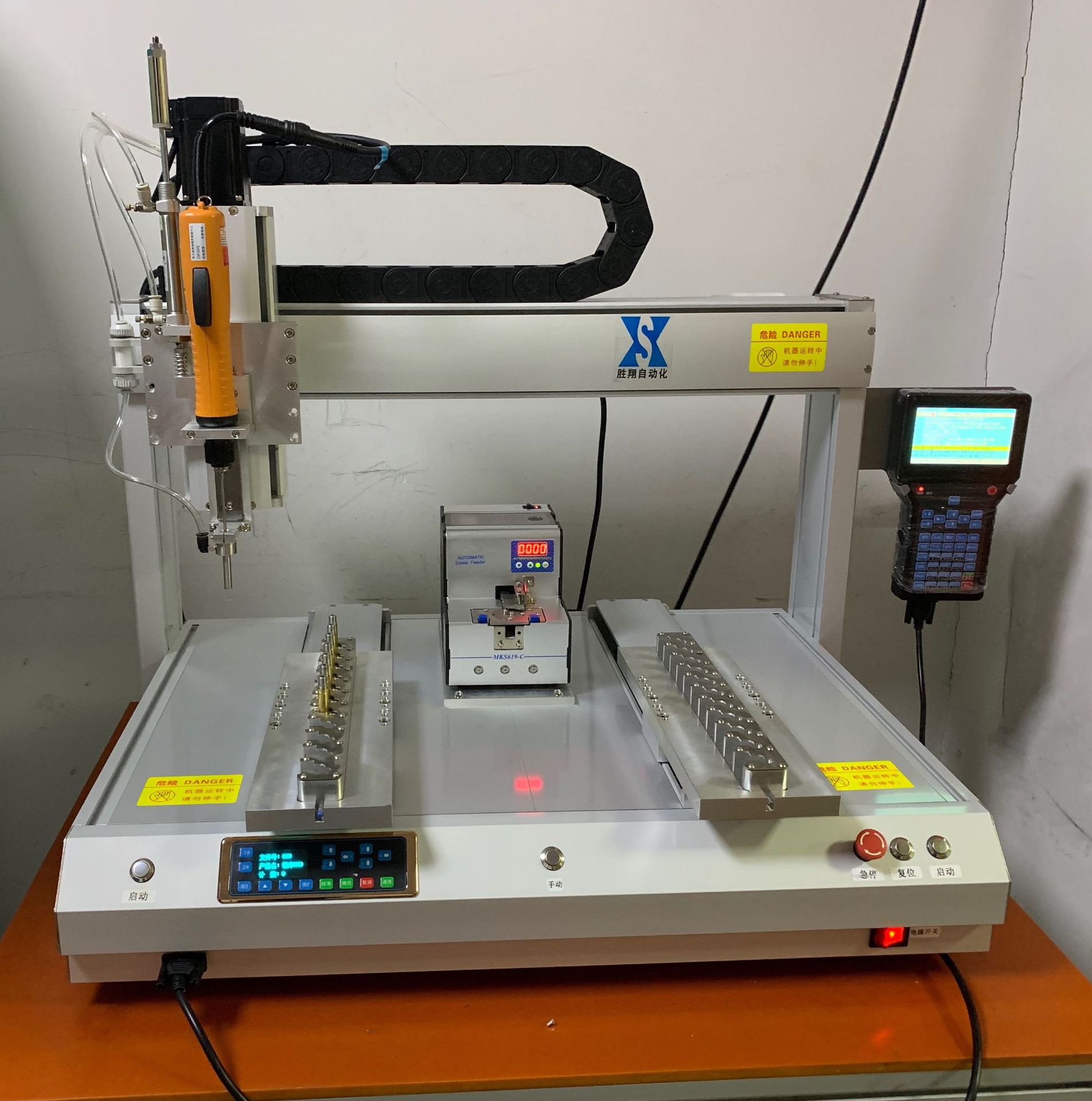 电磁阀双工位自动锁螺丝机