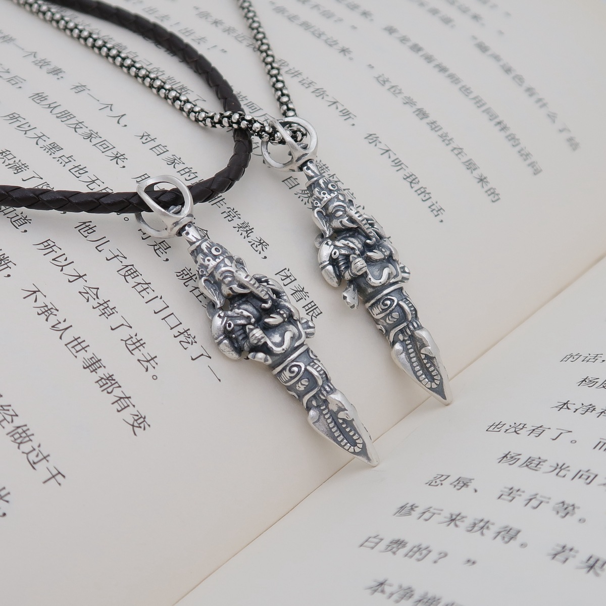 象头神是印度教主神婆神的儿子.   在古代印度之武器,有降伏之意.