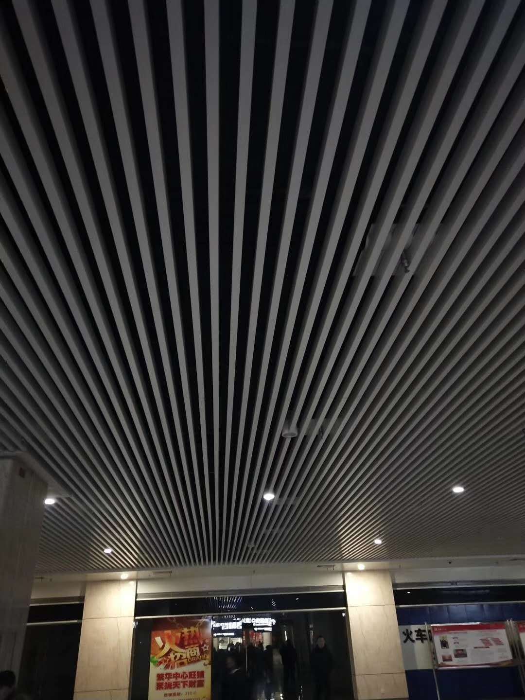 哈尔滨方通吊顶方管条形吊顶商场餐厅影院学校幼儿园方通吊顶外墙