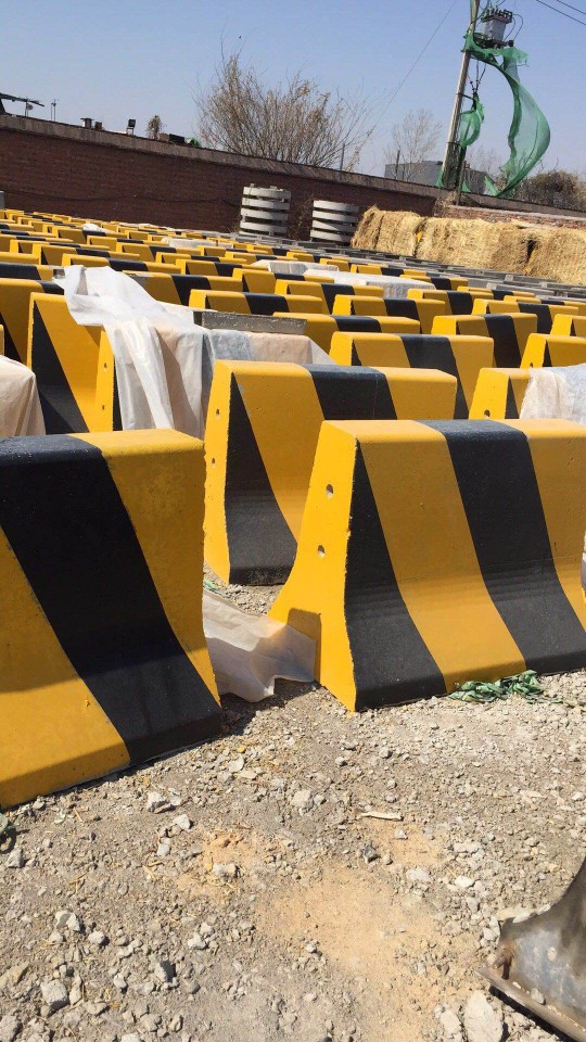 厂家批发预制混凝土马路防撞墩1000*820上宽200底560水泥隔离墩.