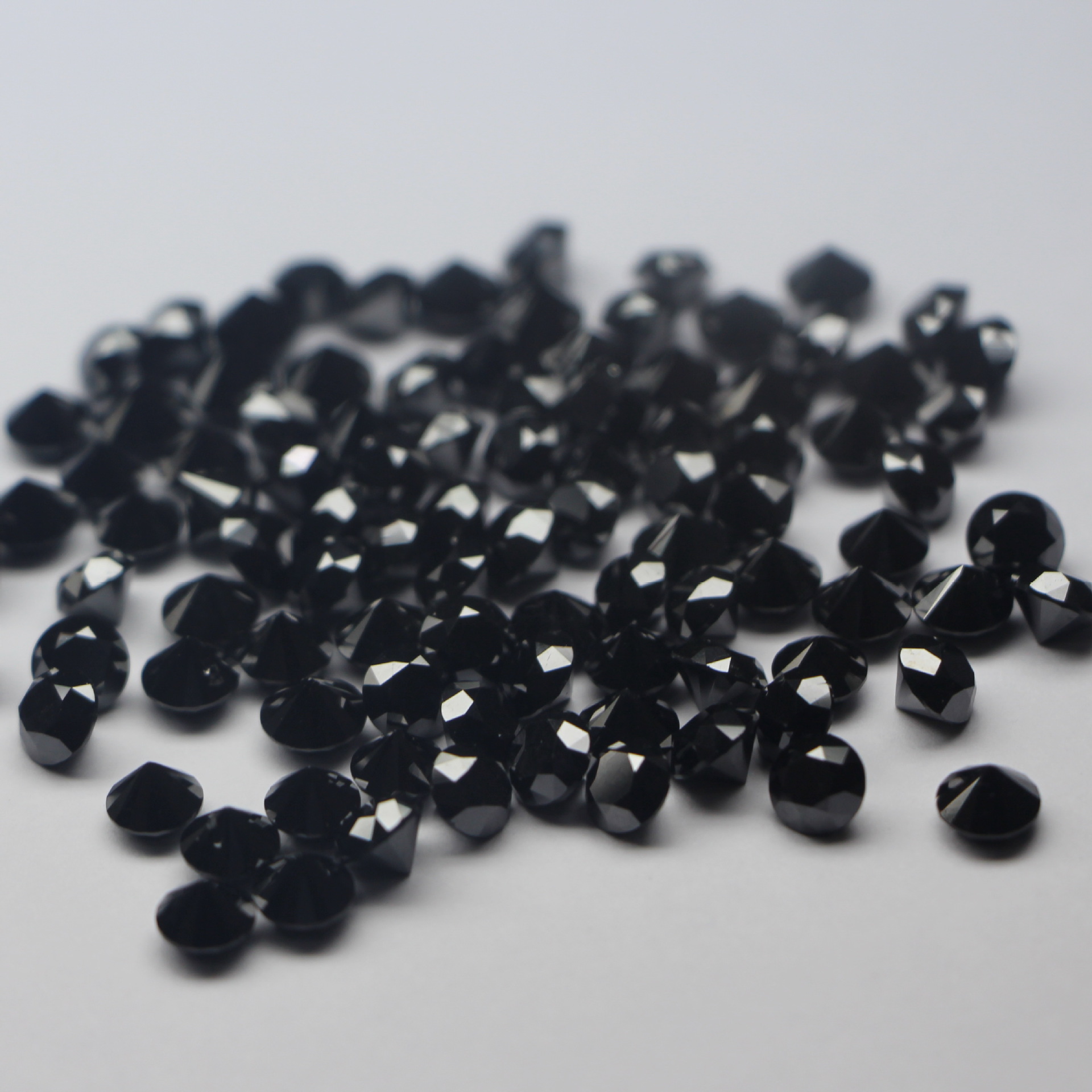 1克拉天然黑钻批发 黑色为处理上色可代镶嵌钻戒可出成品ngtc证书