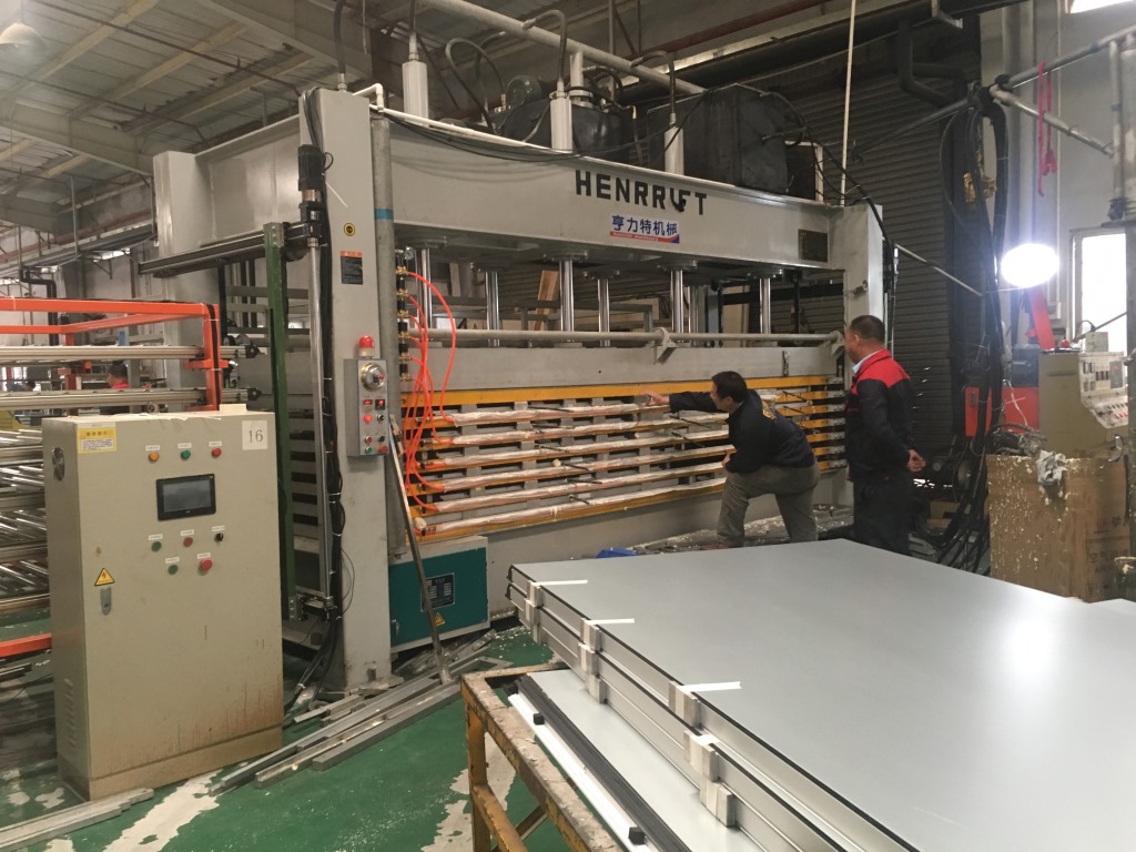 聚氨酯设备环戊烷防爆发泡板多层压机 亨力特生产大型层压机厂家