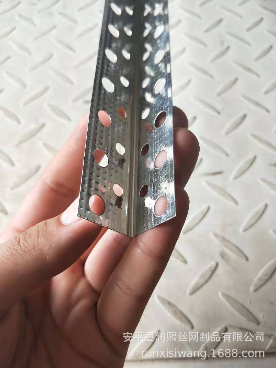 楼梯踏步护角镀锌板防撞护角条冲孔护角楼梯抹灰护角金属阳角条