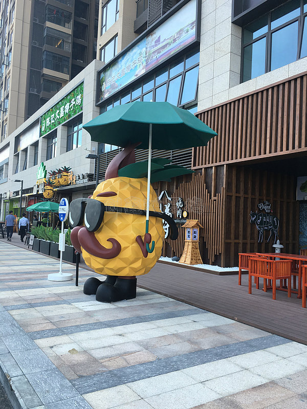 特价户外玻璃钢雕塑商业街卡通人物美陈园林景观装饰菠萝公仔