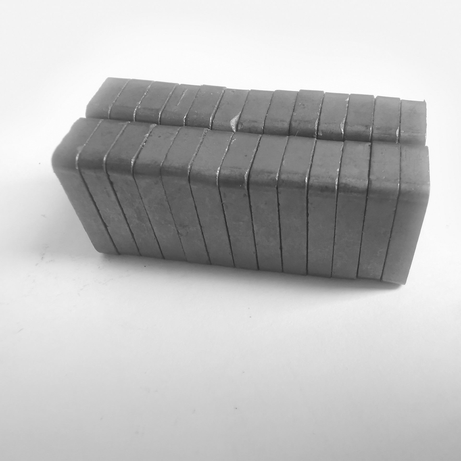 磁性材料方块磁铁24*14*6 20*15*3 24*14*3黑色湿压模压磁铁