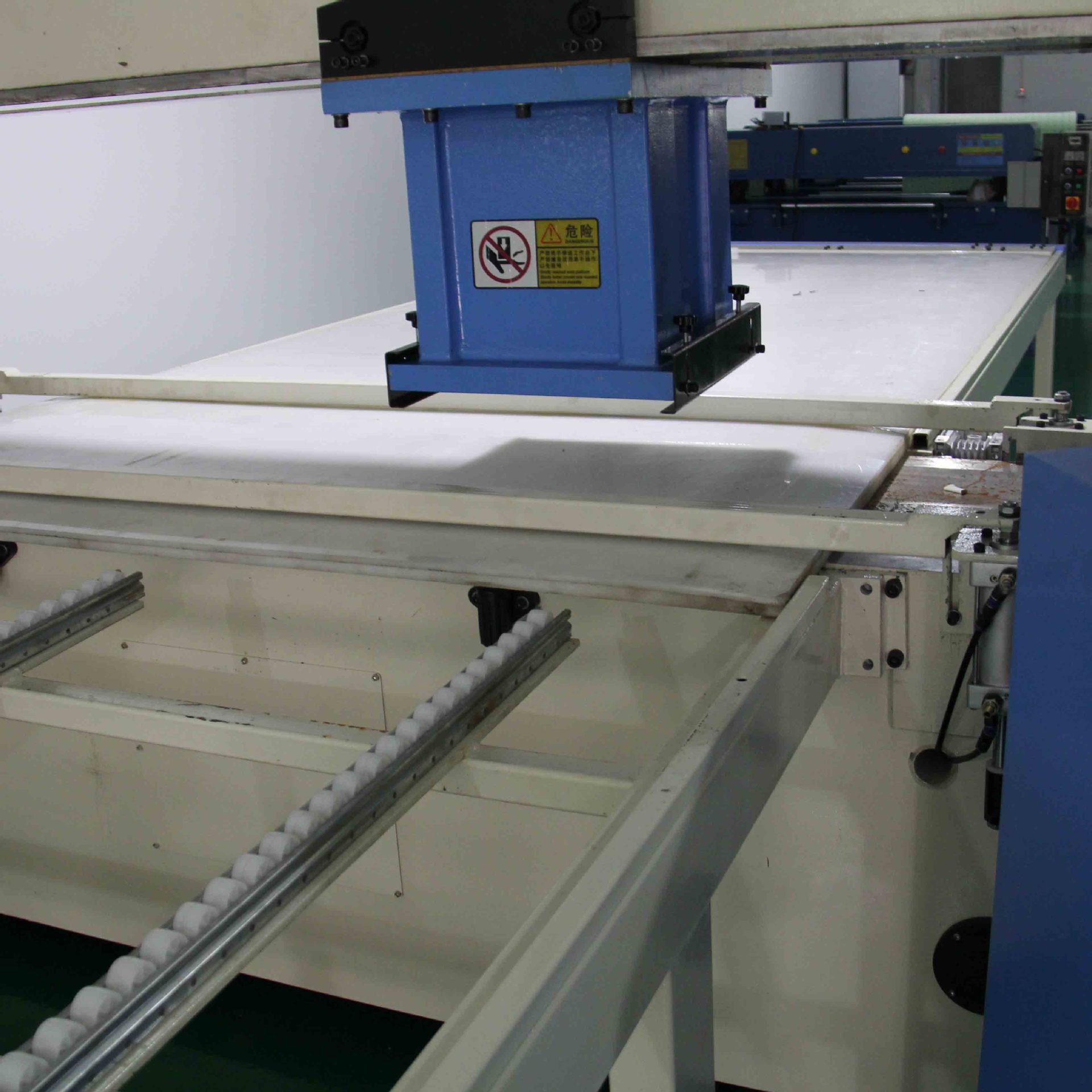 无纺布制品面膜粉扑全自动加工成型裁断机裁剪机眼镜布皮革裁断机