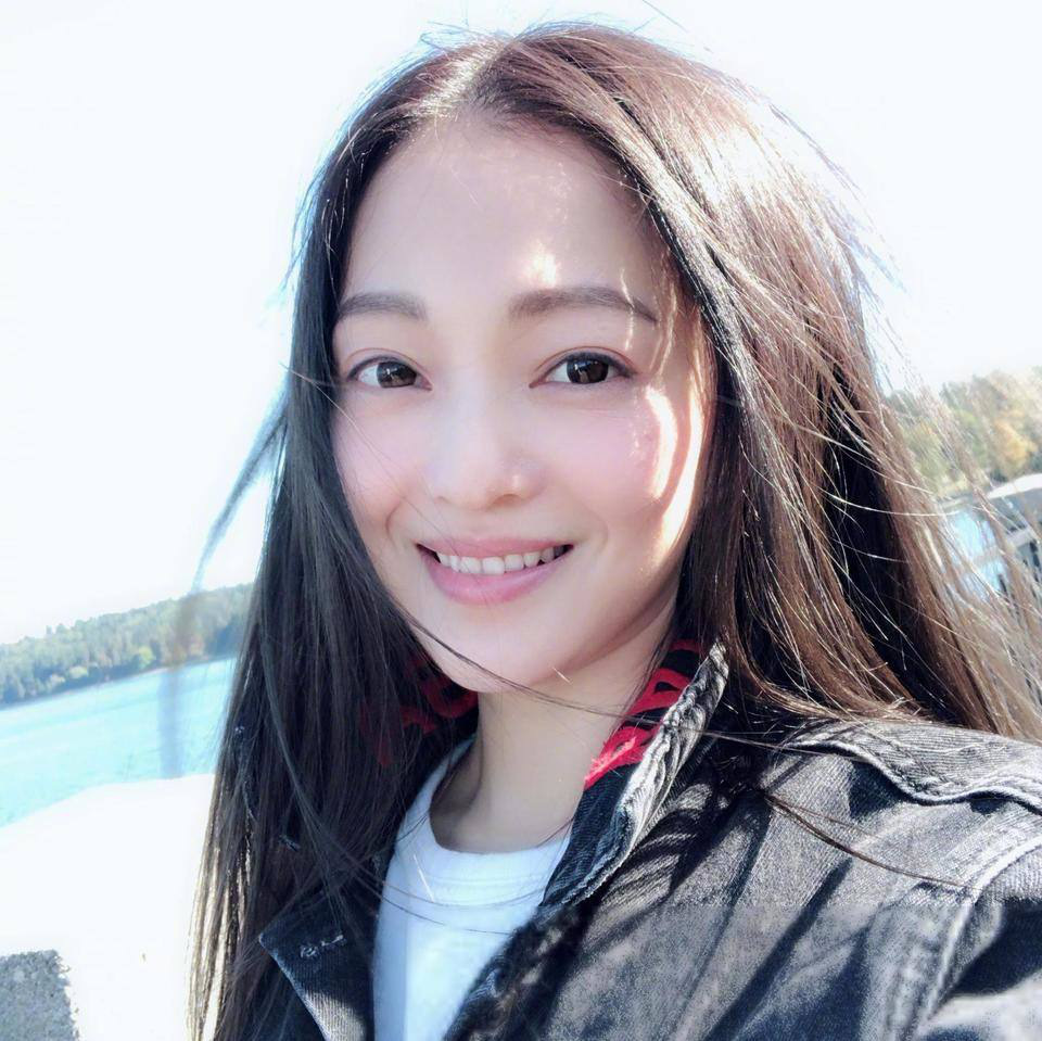 张韶涵的素颜自拍照清纯十足,仿佛还是当年唱着欧若拉的18岁美