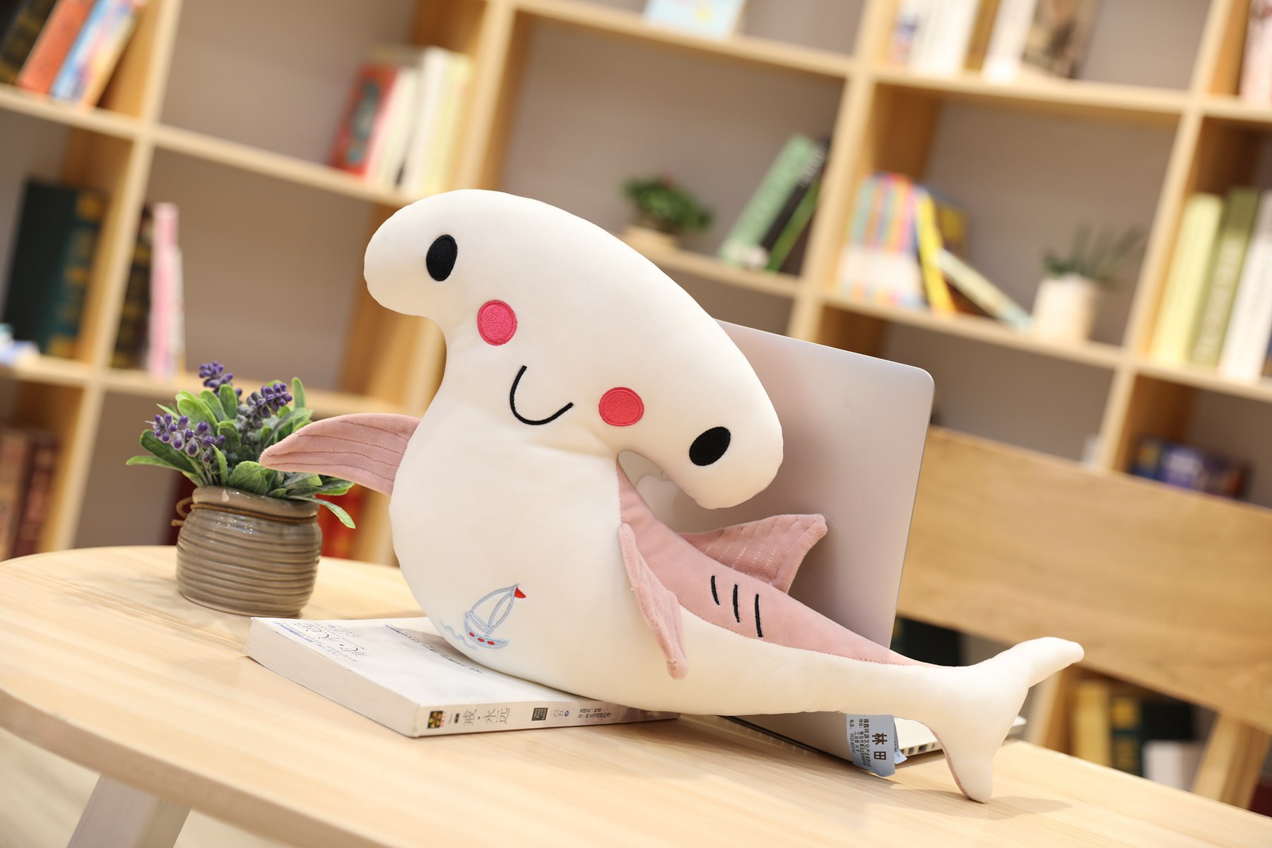 新款抱枕笑脸鲨鱼毛绒玩具公仔长条枕女生创意亲亲鲨鱼可定制logo