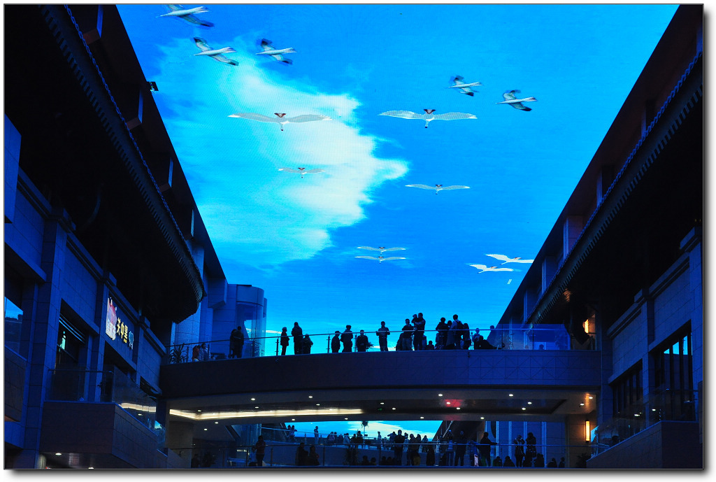 全国专业天幕投影建设_沉浸式三折幕影院全息投影_穹幕投影设备