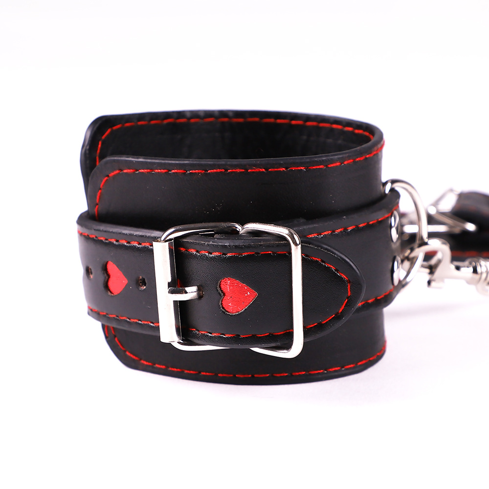 成人用品捆绑女用黑色皮革爱心毛绒手铐另类玩具厂家直销批发