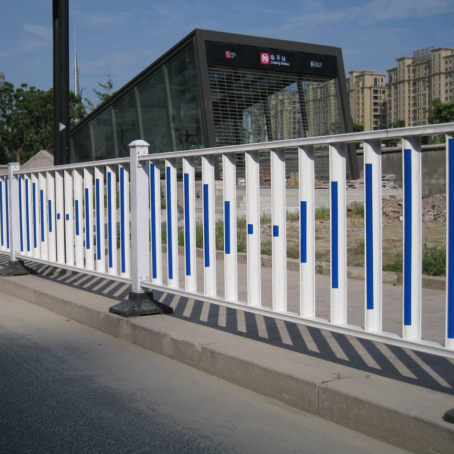 青岛钢管u型京式道路护栏锌钢市政护栏人行道马路交通隔离护栏