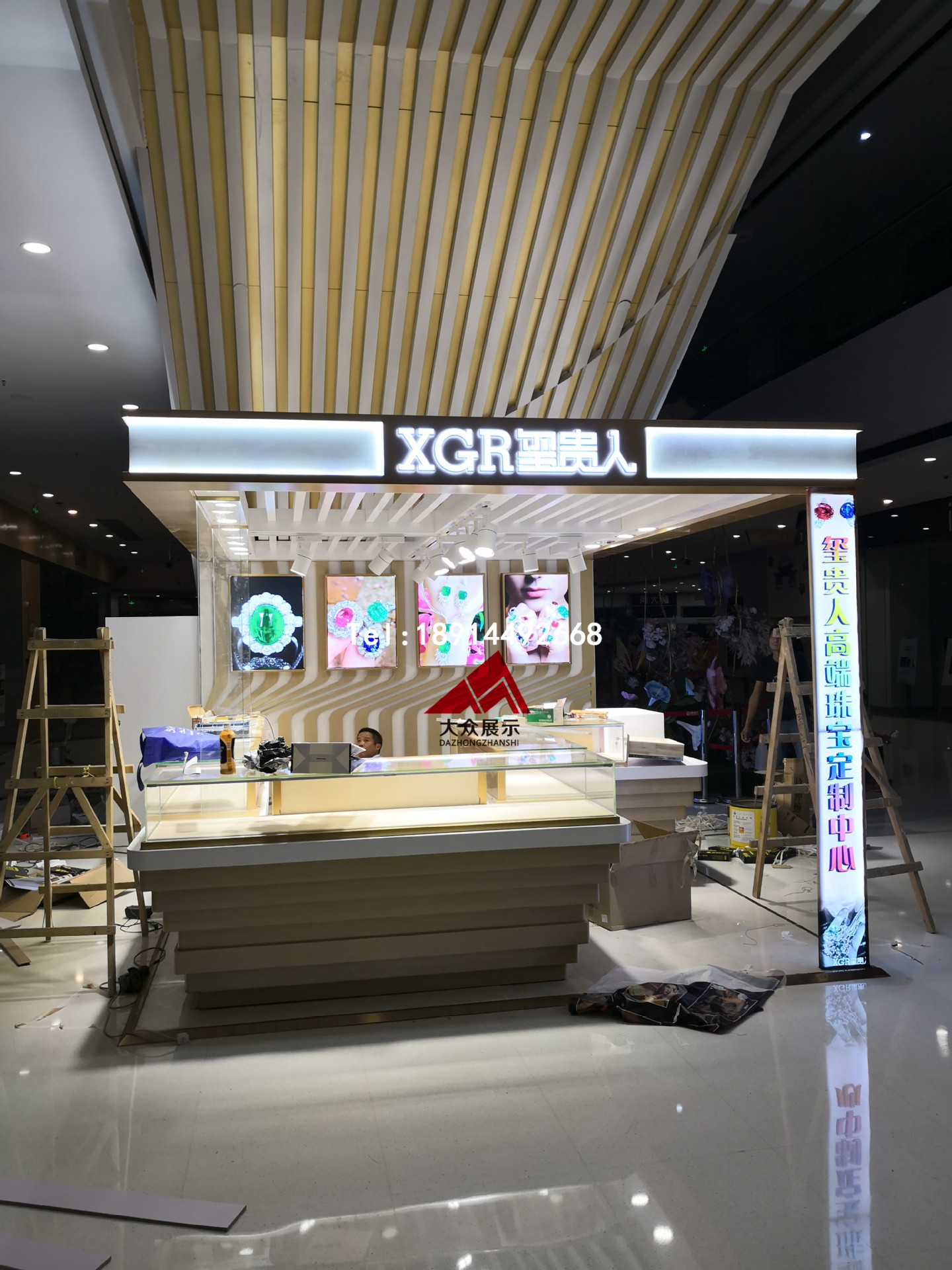 商场万达茂珠宝店设计 翡翠珠宝首饰展示柜 异形中岛柜精品玻璃柜