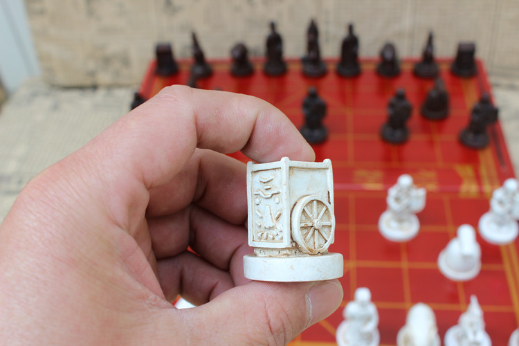 中国象棋立体棋子木制折叠棋盘西安兵马俑象棋人物棋子大号象棋