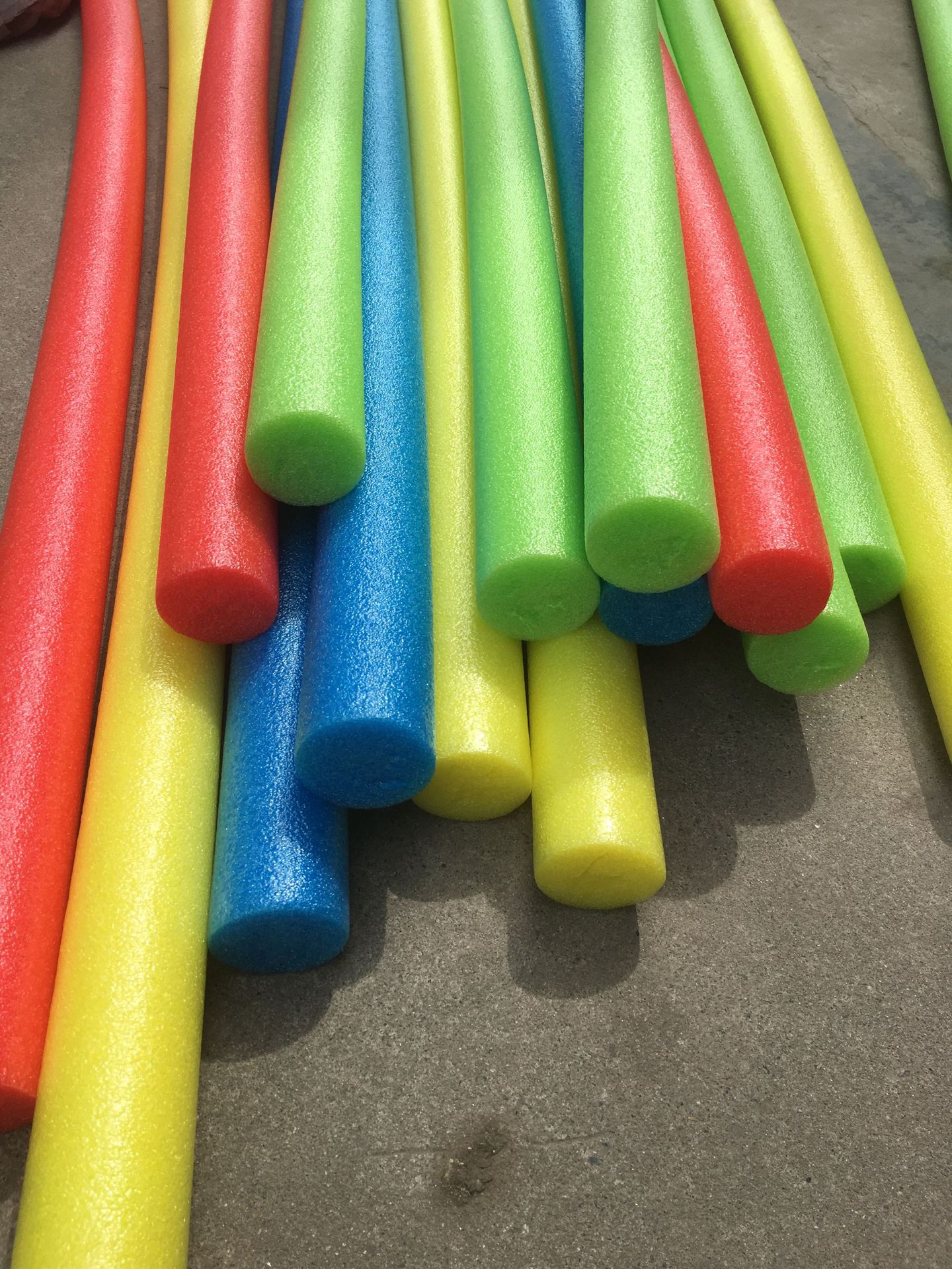 厂家直销幼儿园实心体操海绵棒泡沫面条彩色棍亲子游戏游泳棒