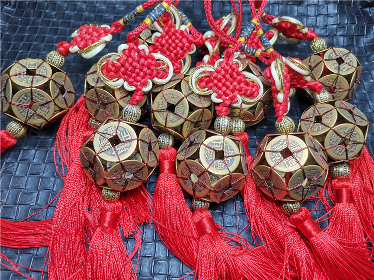 【产品说明】:路路通铜钱挂件是由十二枚铜钱手工编织而成,路路通寓意