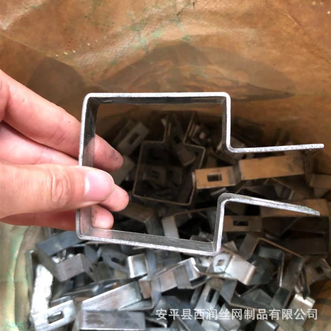栅栏紧固件丝网配件镀锌铁篱笆抱卡u型卡扣方管栅栏夹片塑料卡子