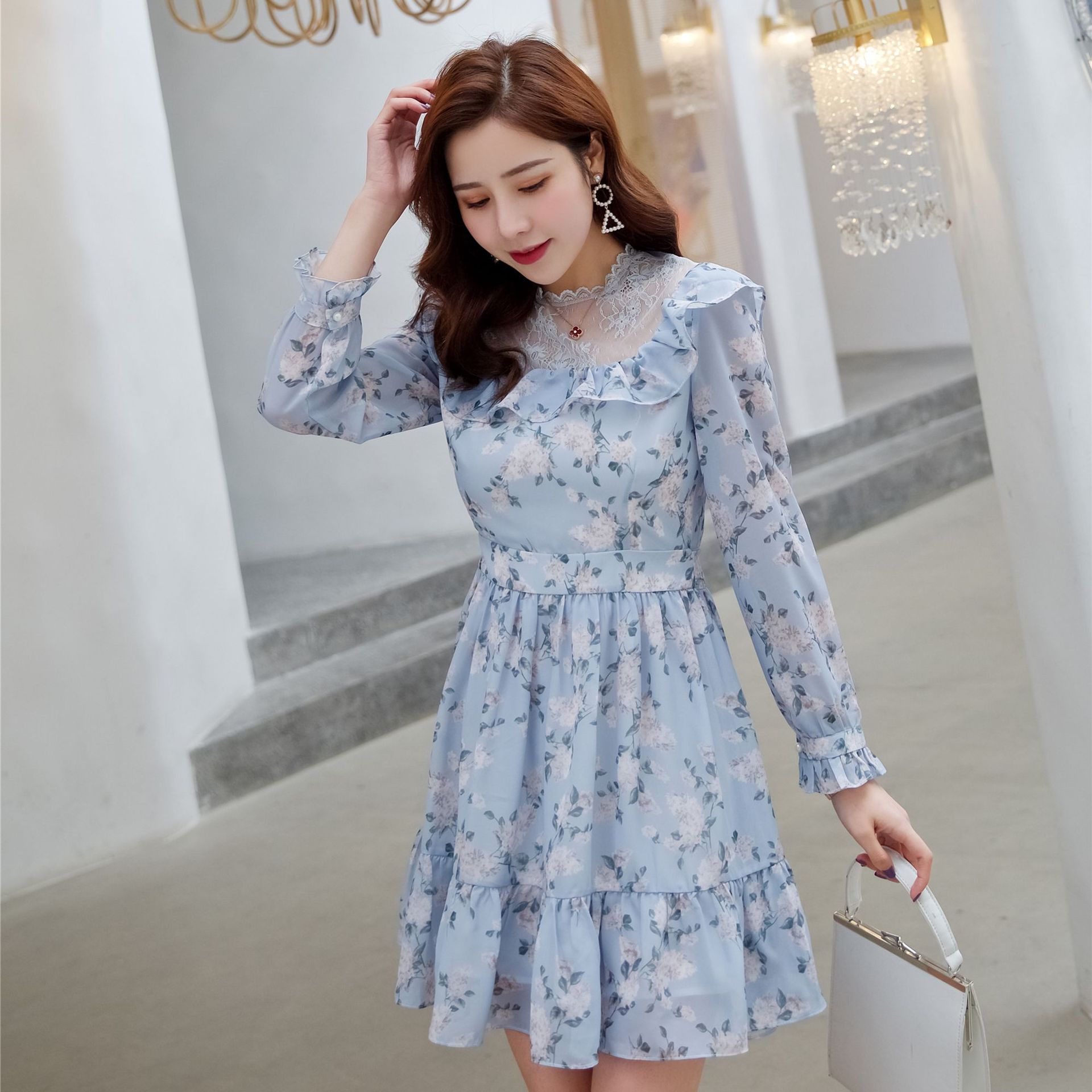 蓝色碎花碎花雪纺连衣裙