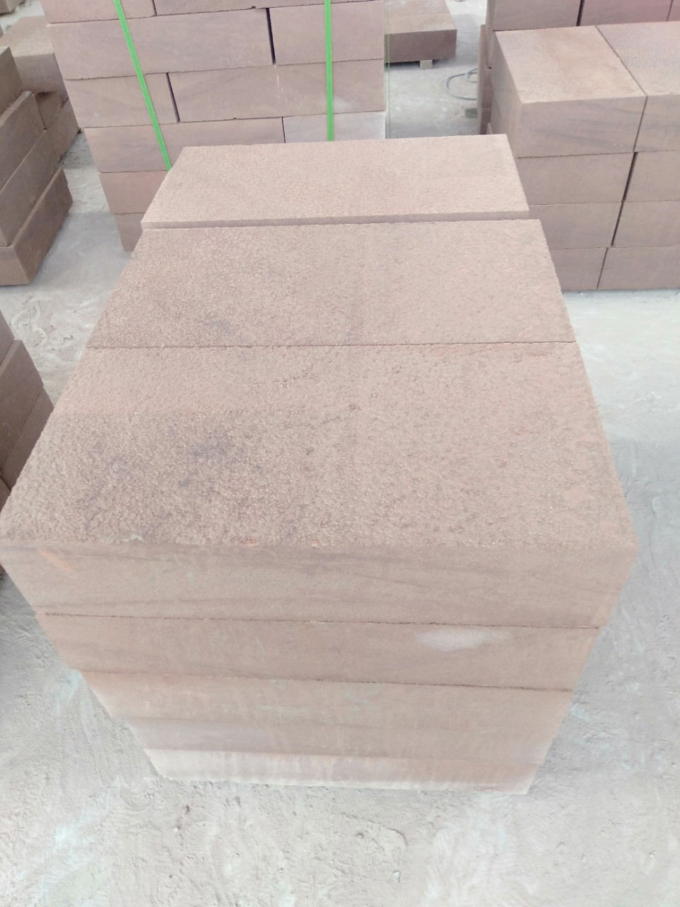 厂价红砂岩石板浮雕2公分红石板雕刻料栏杆料路沿石库存充足