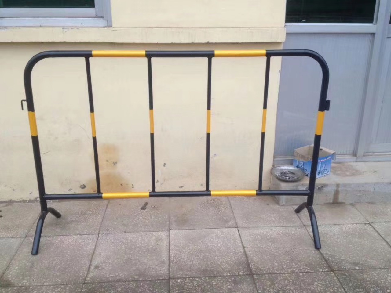 工地围挡黑黄红白铁马护栏 施工封道可移动临时护栏 警示铁马围挡