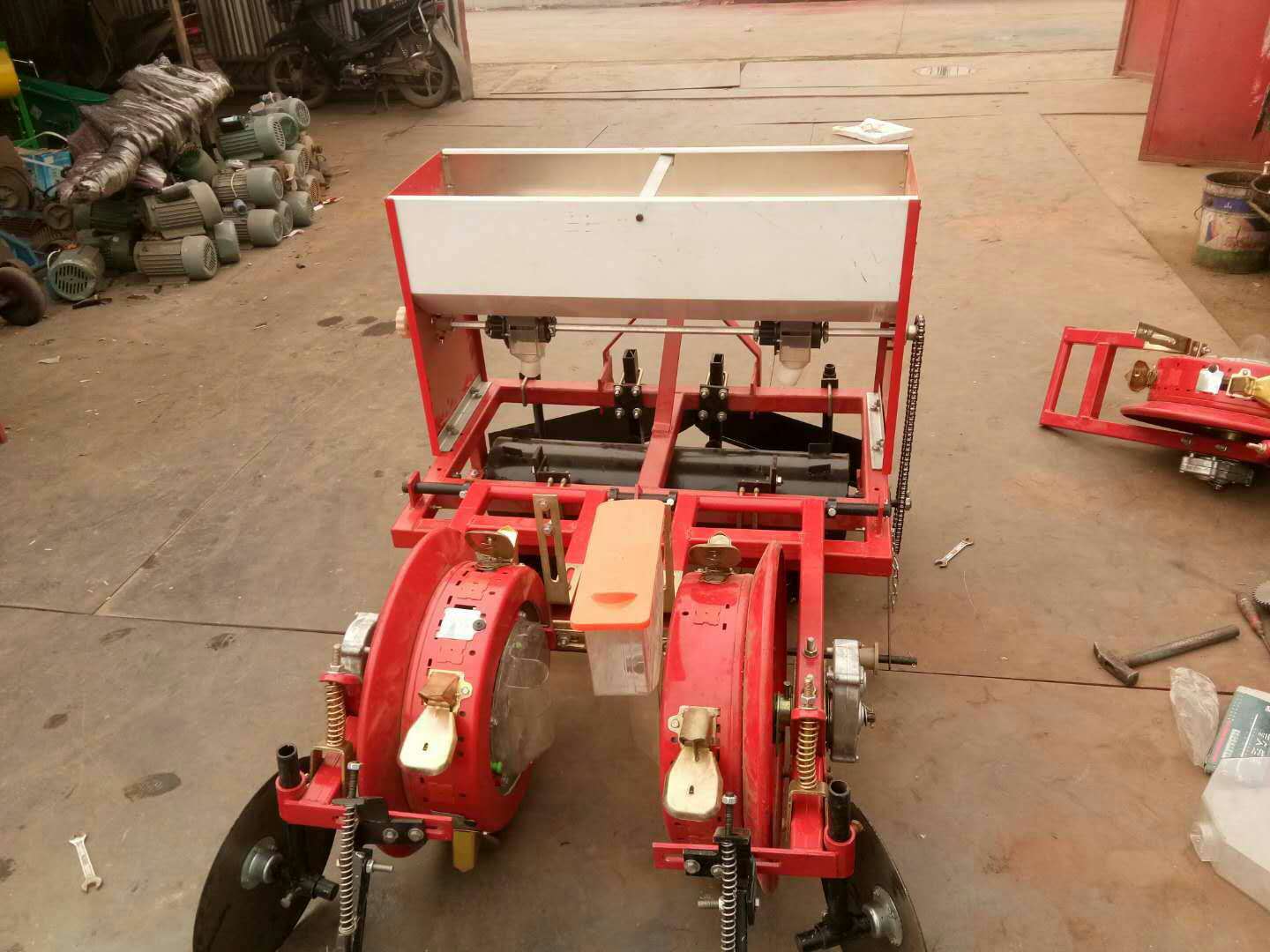 双鸭山多功能玉米播种喷药覆膜机 玉米双行播种覆膜机 花生施肥机