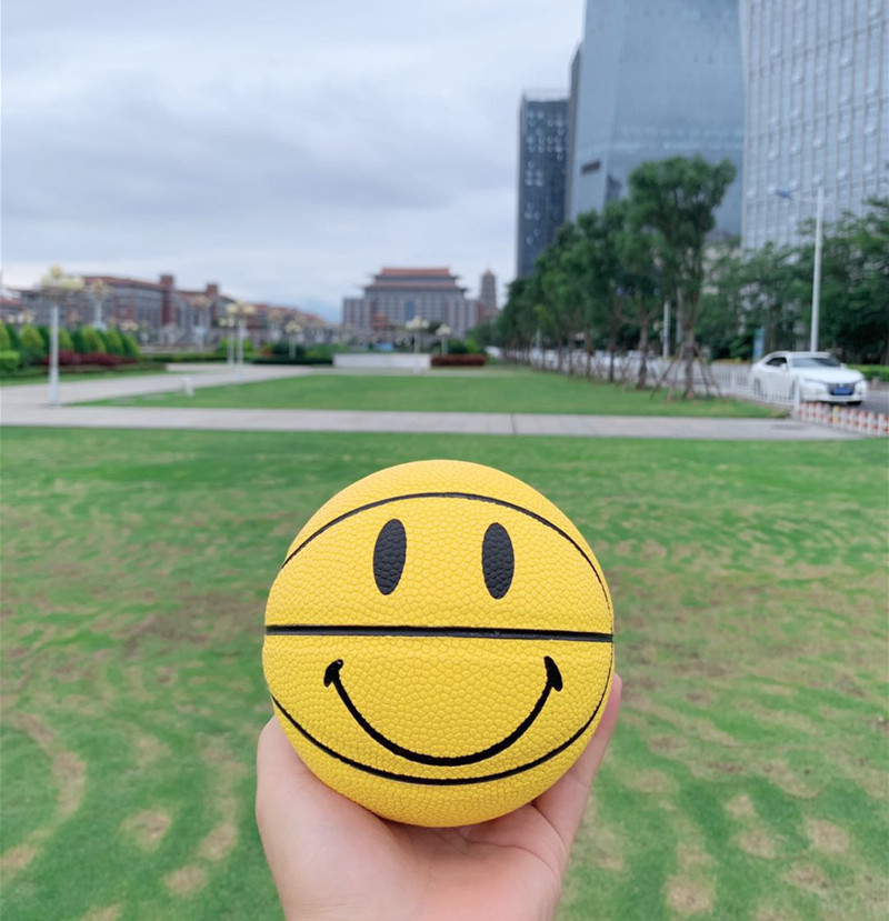 一号笑脸篮球 pu吸湿儿童篮球袖珍摆件 头盔哥篮球来图来样定制