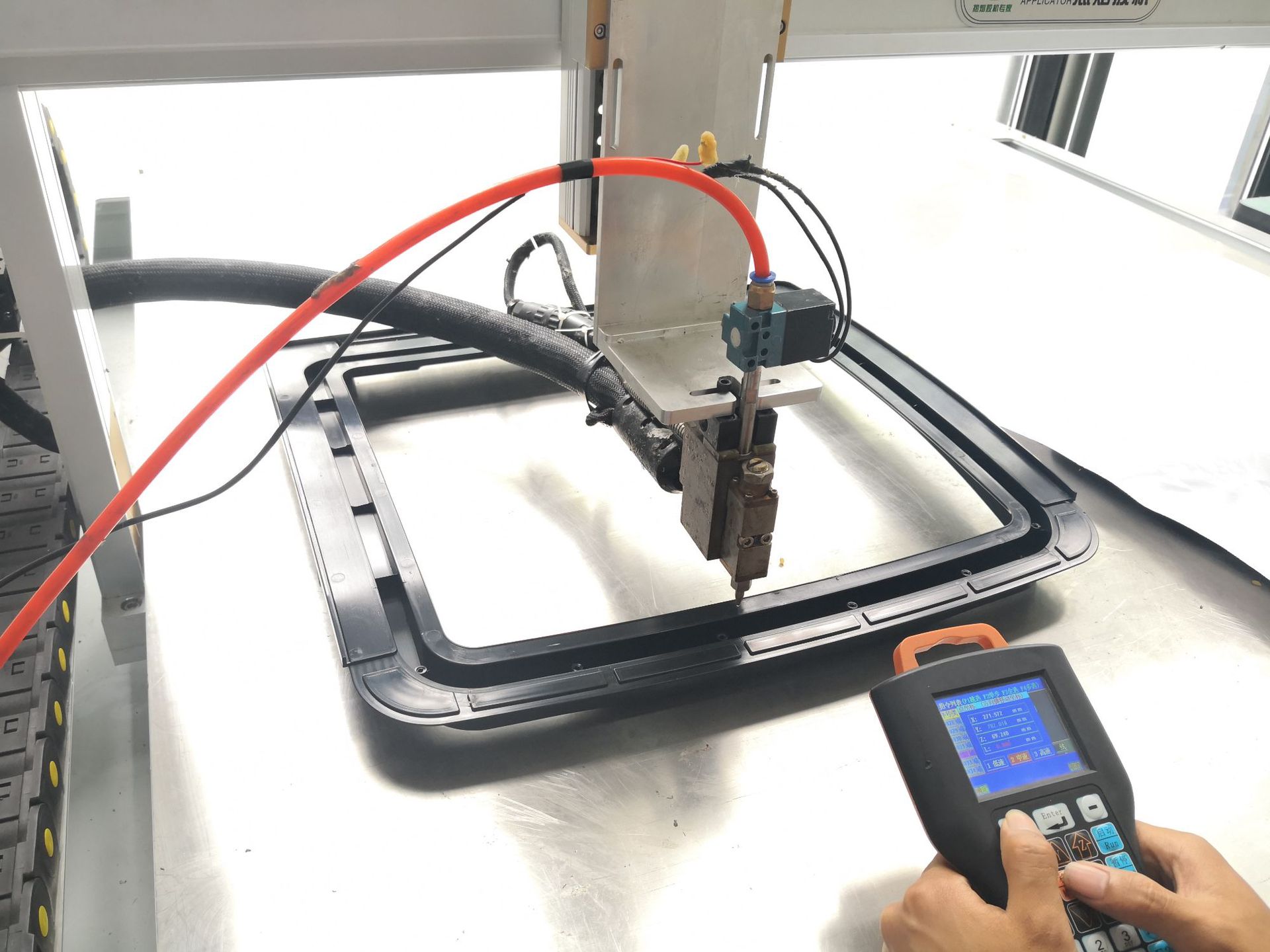 厂家供应汽车内饰涂胶机 汽车天窗密封热熔胶机 汽车配件用胶机