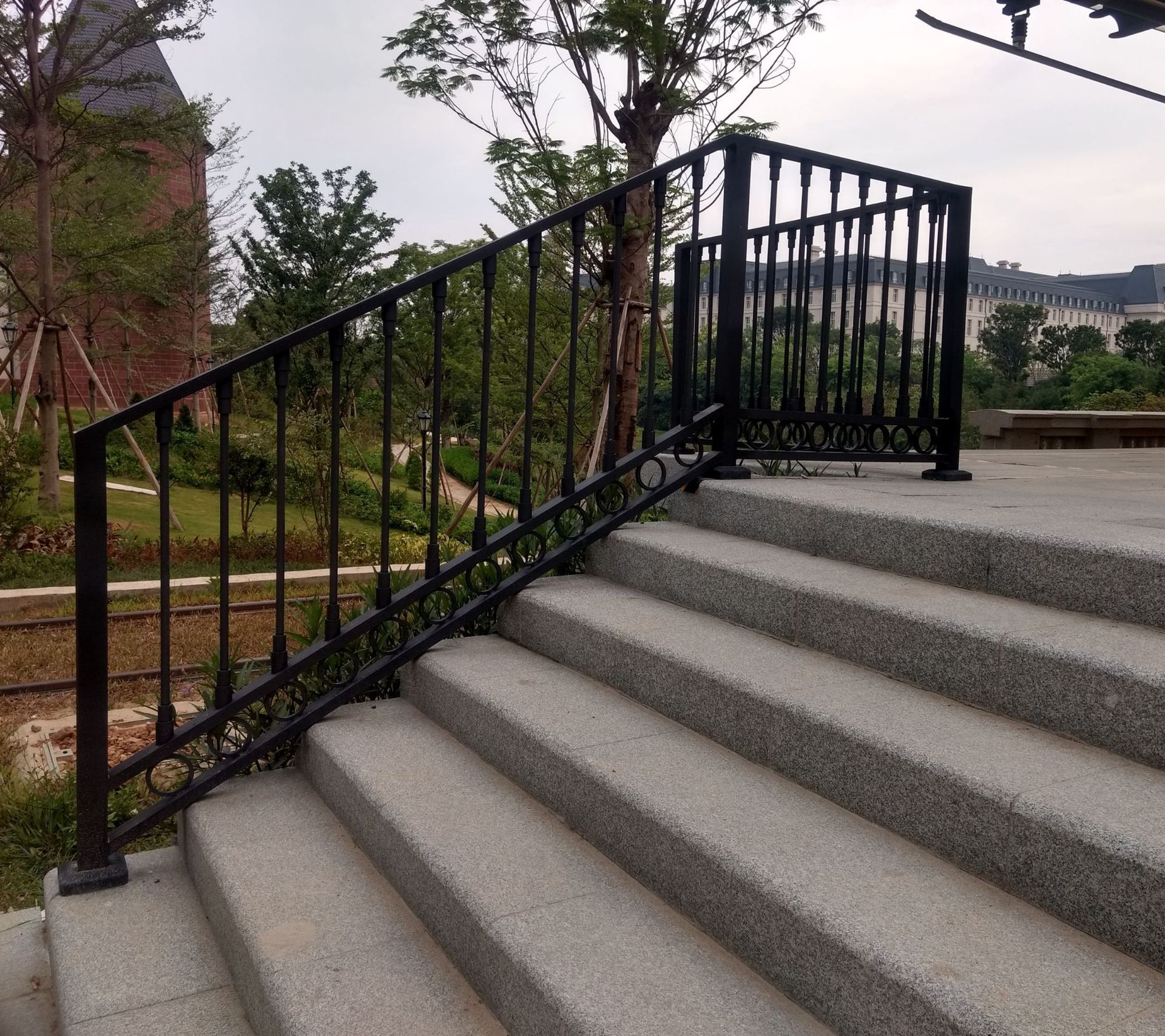 供应松山湖铝艺草坪护栏 电动门铝艺护栏楼梯扶手铝艺工匠品质