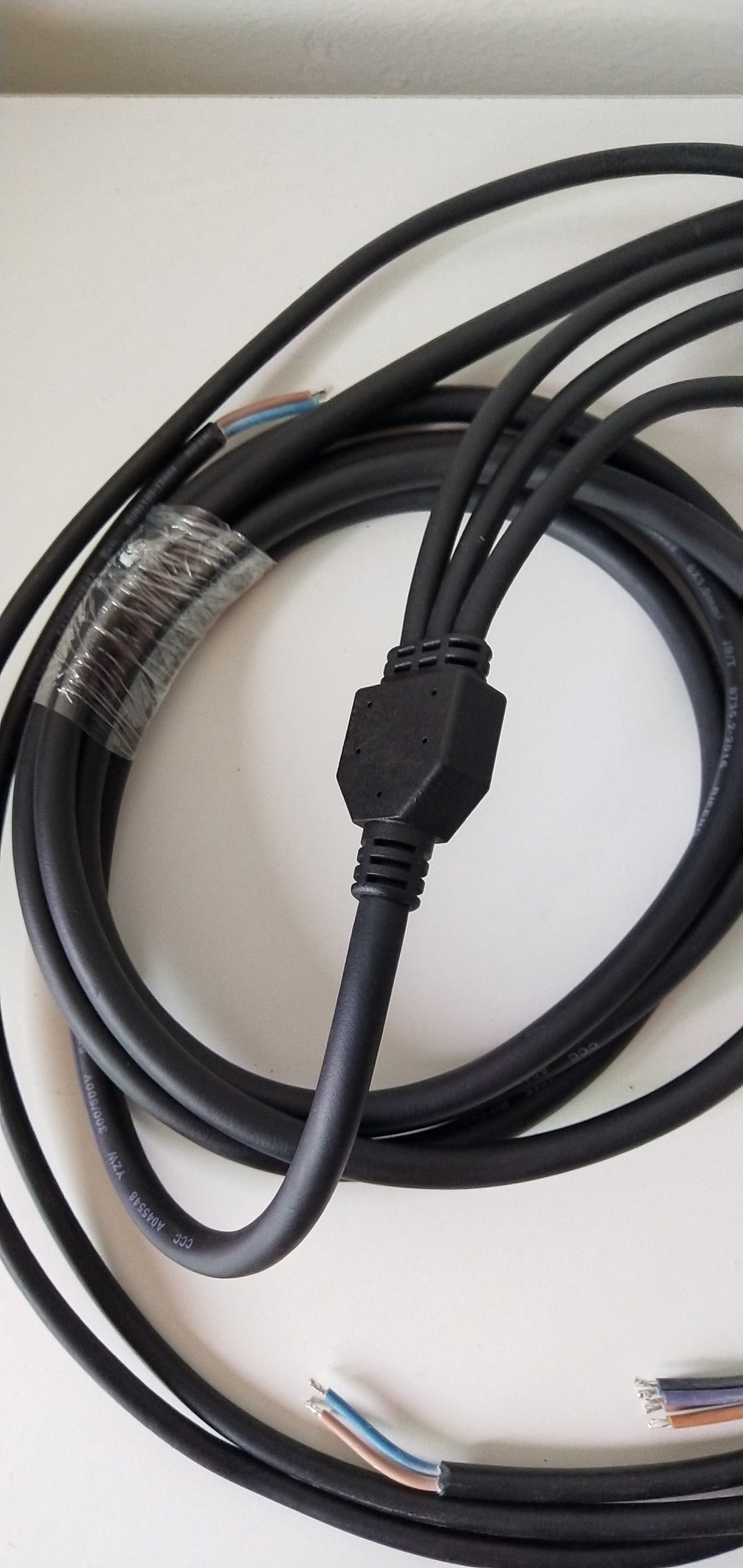 海天通科技专业生产定制大功率防水线束橡胶线pa66一托三线束