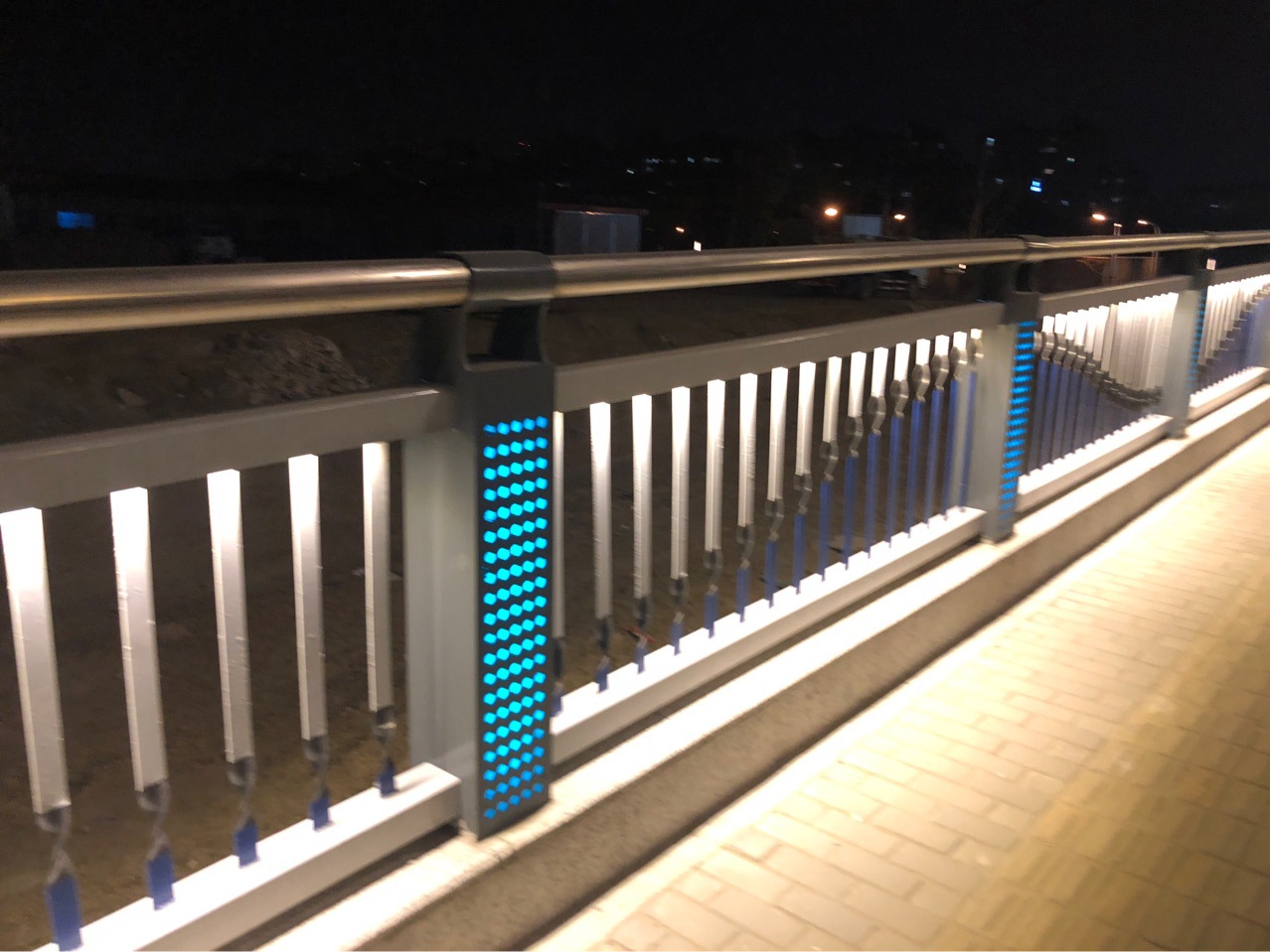 供应道路护栏,桥梁led护栏,发光护栏