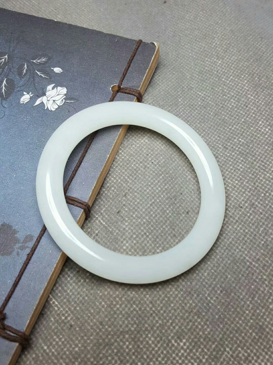 新疆和田玉俄罗斯白玉手镯羊脂玉玉镯工艺品厂家保真证书一件代发