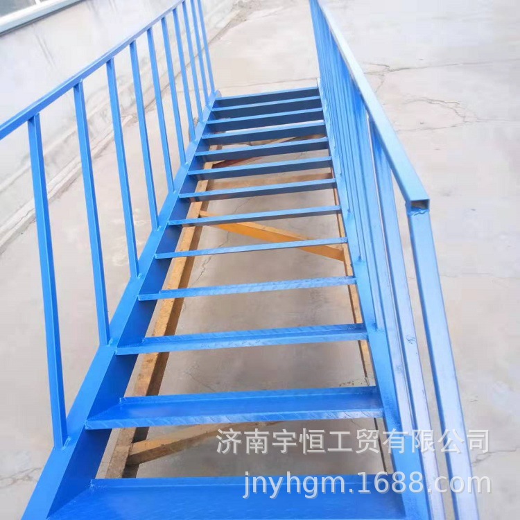 济南rxt850基坑钢扶梯 碳钢斜梯 双侧带防护扶手 踏步花纹板防滑