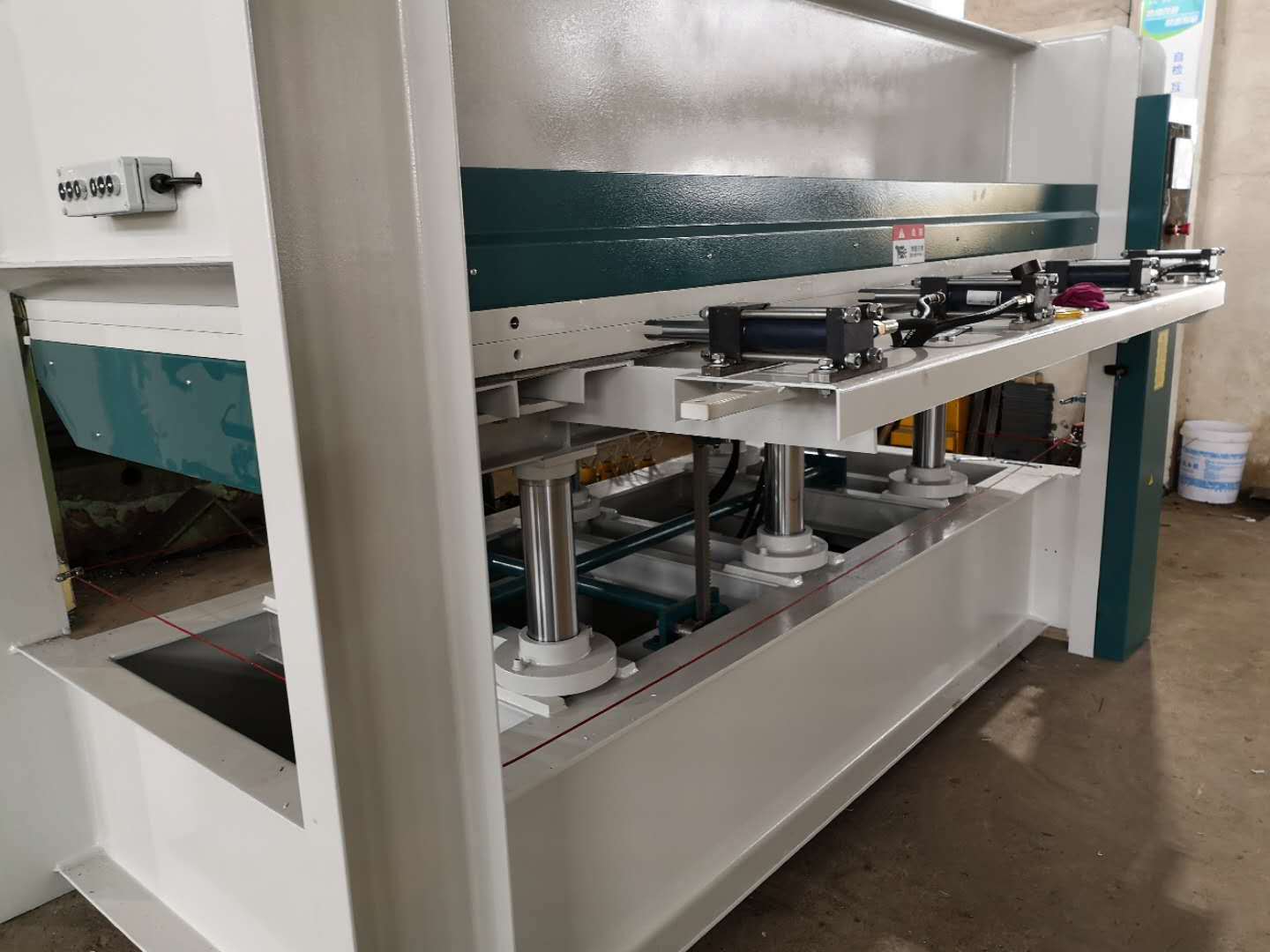 2mm木片无线拼板机,上海海湃木皮拼缝机现货供应