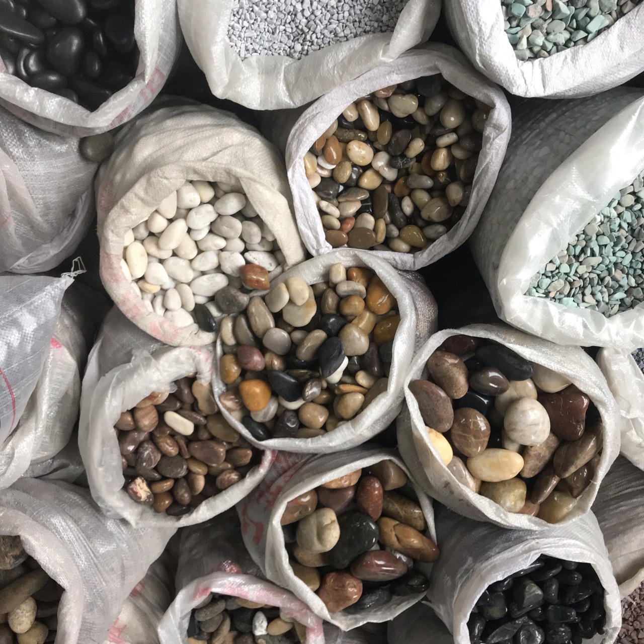 厂家批发直卖白色黑色彩色红色天然鹅卵石雨花石豆石小石头子