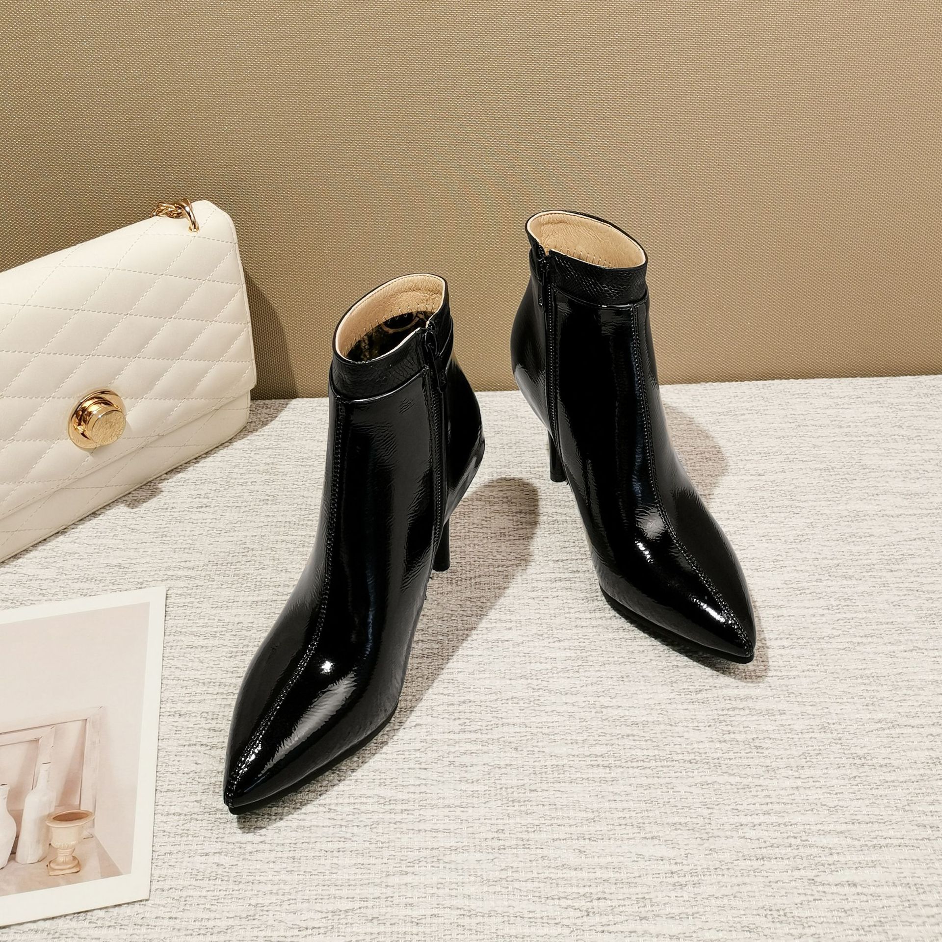 2019秋新款时尚尖头漆皮拼接百搭侧拉链细高跟女士短靴